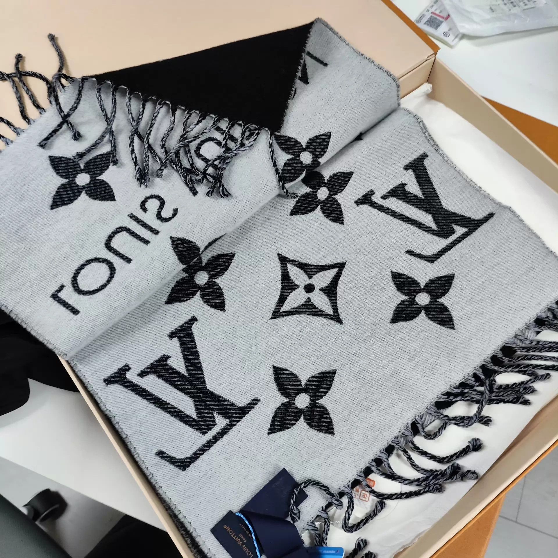 Louis Vuitton LV all over logo wool scarf black & gray Size ONE SIZE - 2 Thumbnail