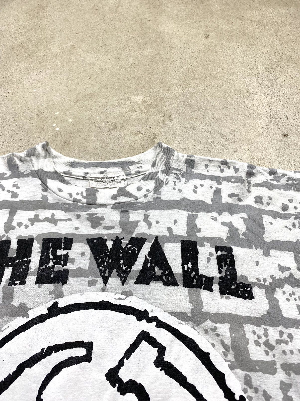 Band Tees Very Rare ! Vintage 1980’s Pink Floyd The Wall Album T Shirt Size US XL / EU 56 / 4 - 9 Thumbnail