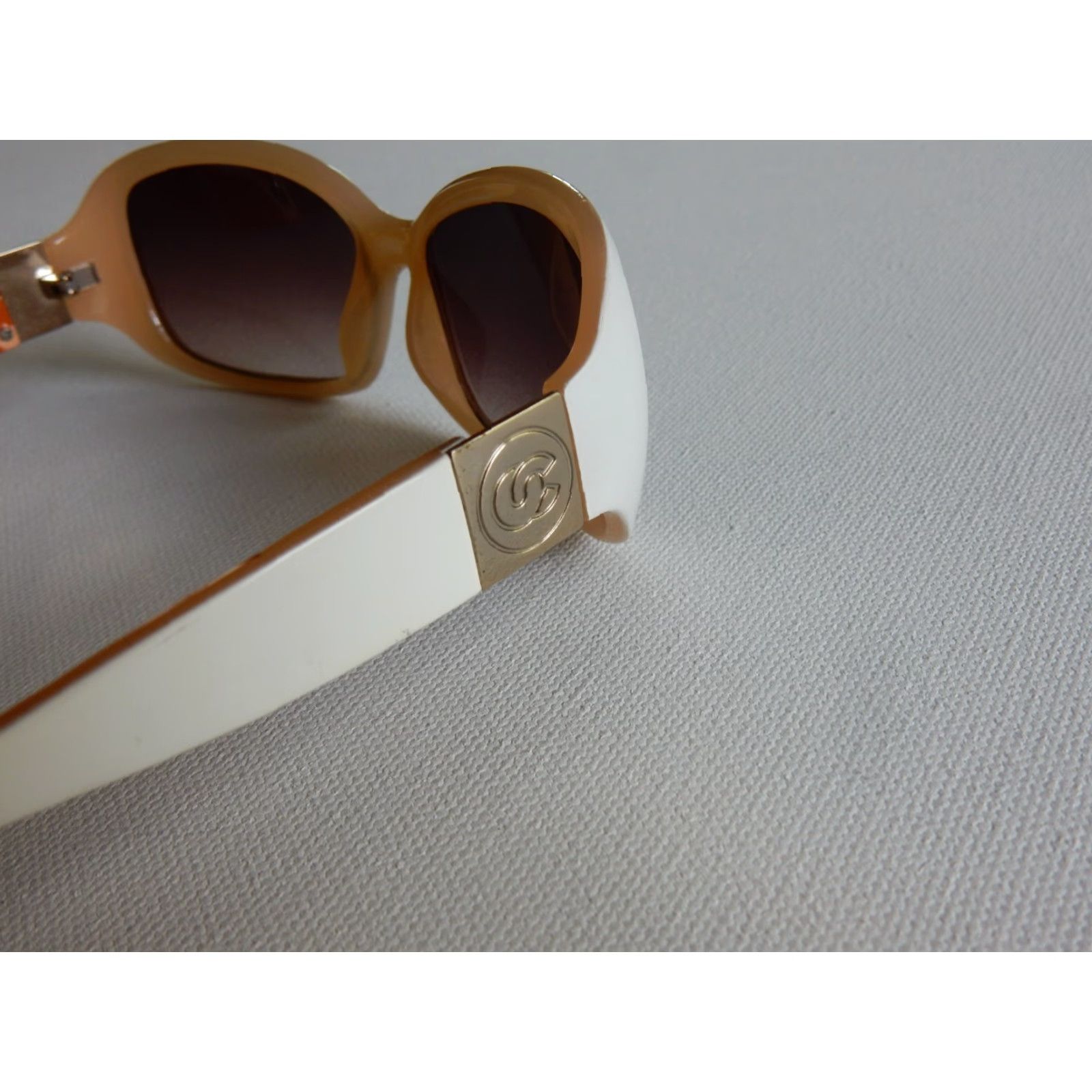 Oleg Cassini VINTAGE Oleg Cassini Sunglasses Women White Small Scratches 1026 Size ONE SIZE - 4 Thumbnail