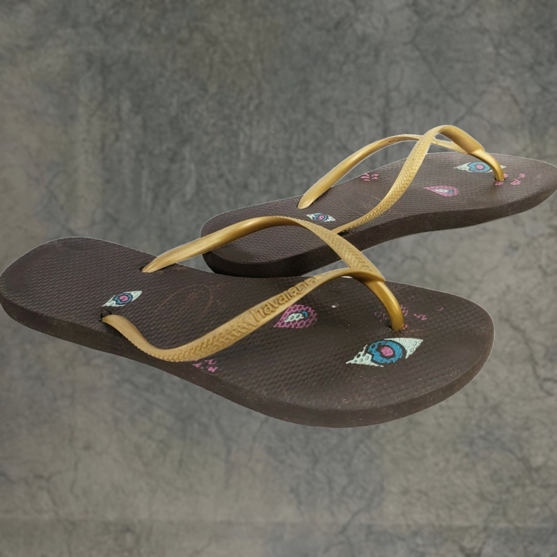Vintage Havaianas Sandals Women's 9 Gold Straps Brown Footbed Comfy Casual Flip Flop Slips On Rubber Breathable 2020 Mens? Size US 9 / IT 39 - 1 Thumbnail
