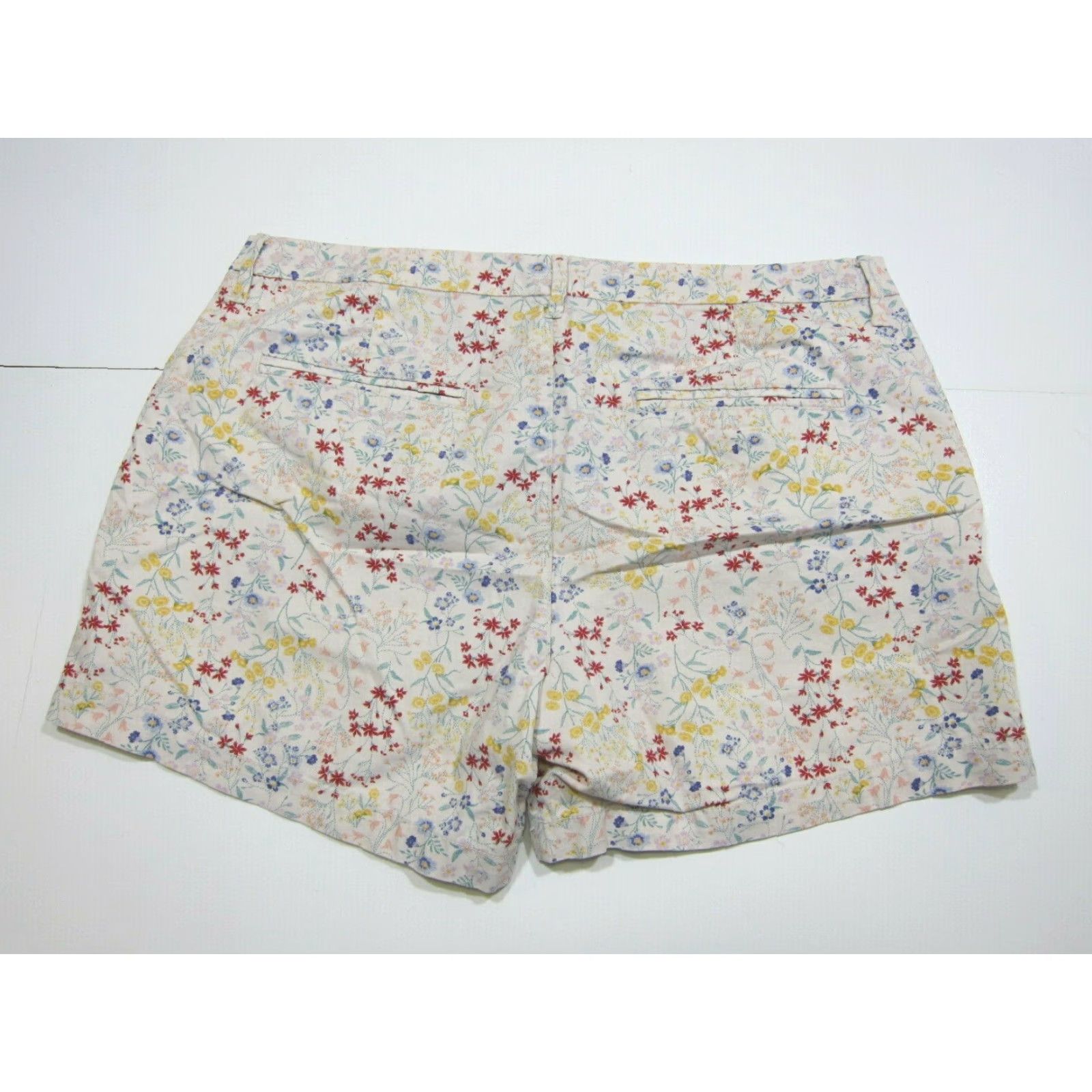 Old Navy Old Navy 100% Cotton Everyday Floral Chino Shorts Women Size 14 Red Blue Beige Size 26" / US 2 / IT 38 - 2 Thumbnail
