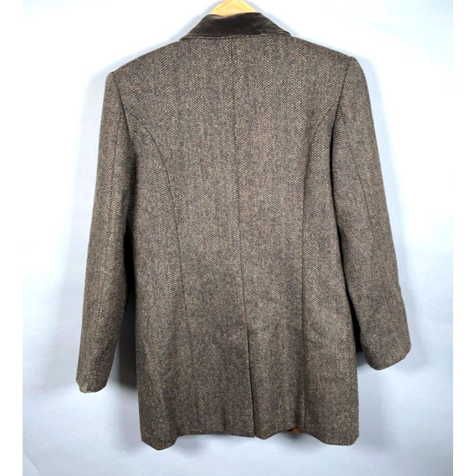 Vintage VINTAGE International Scene Blazer Women's 8 Brown Herringbone Wool Tweed 4 Button VTG Size M / US 6-8 / IT 42-44 - 2 Thumbnail