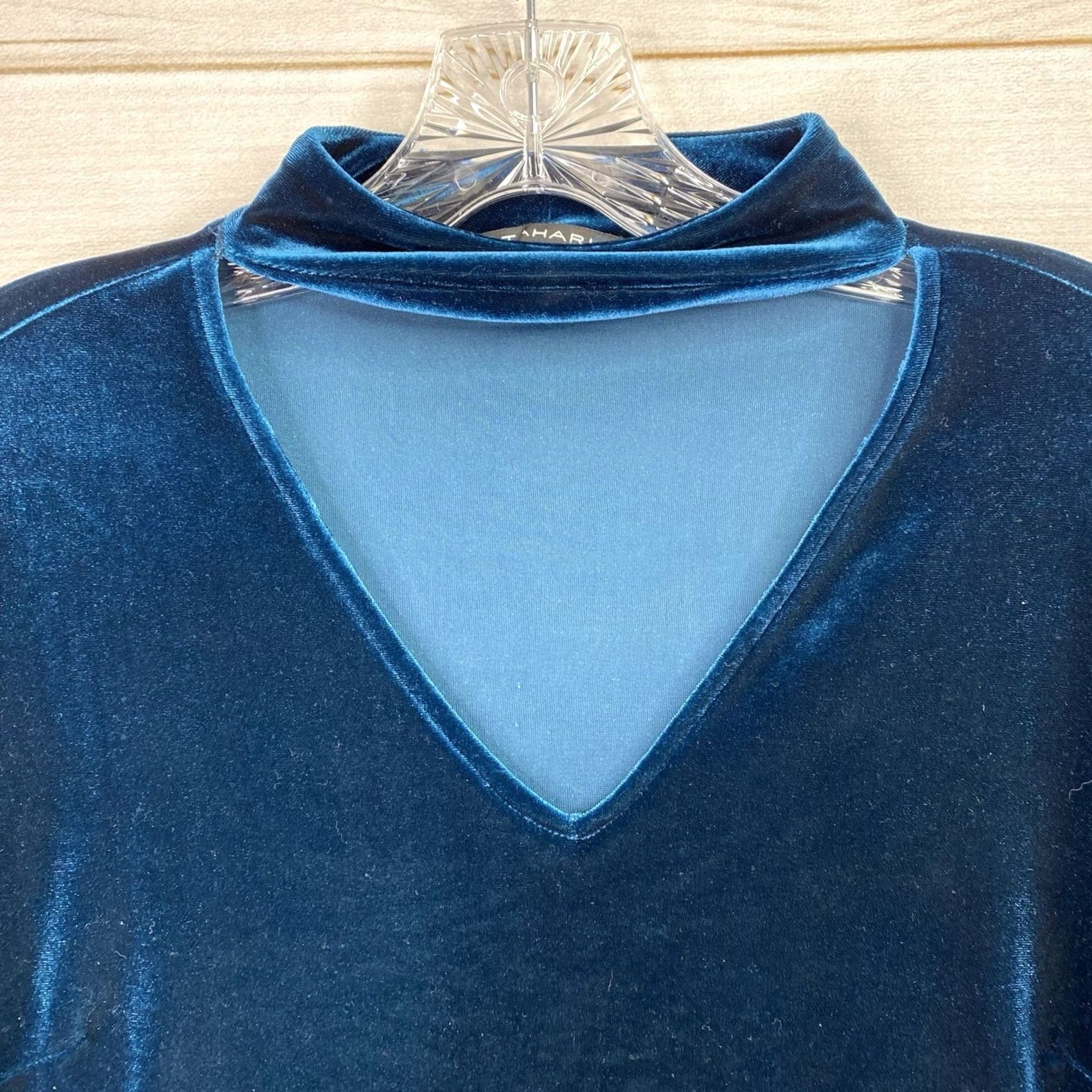 Vintage Tahari Velvet Blouse Womens S Green Long Sleeve Keyhole Mock Neck Casual Classic Vintage: No Size S / US 4 / IT 40 - 3 Thumbnail