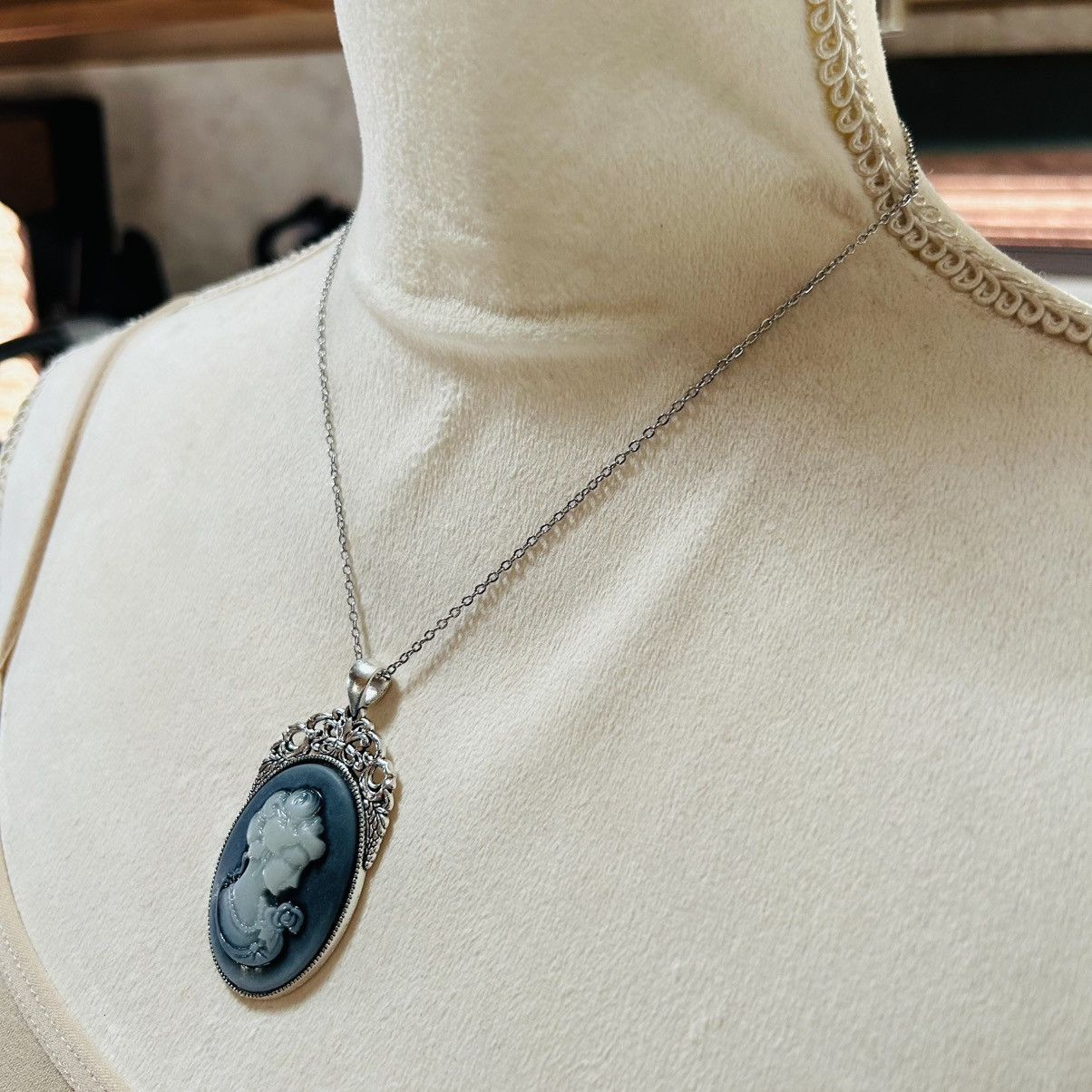 Handmade Handcrafted charcoal opalescent Victorian lady necklace Size ONE SIZE - 4 Thumbnail