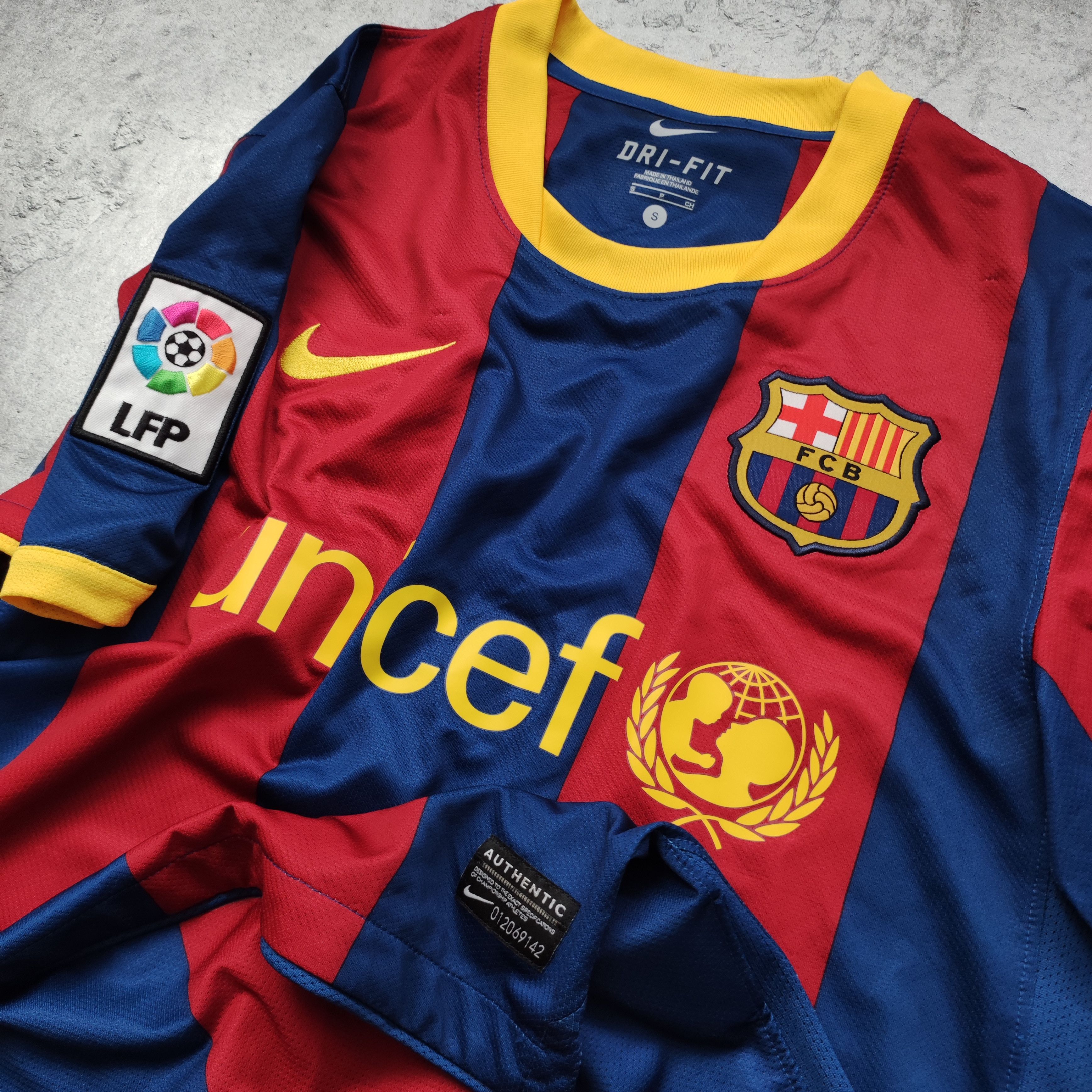 Other RARE 2010 FC Barcelona x Nike Football Home Jersey Size US S / EU 44-46 / 1 - 6 Thumbnail