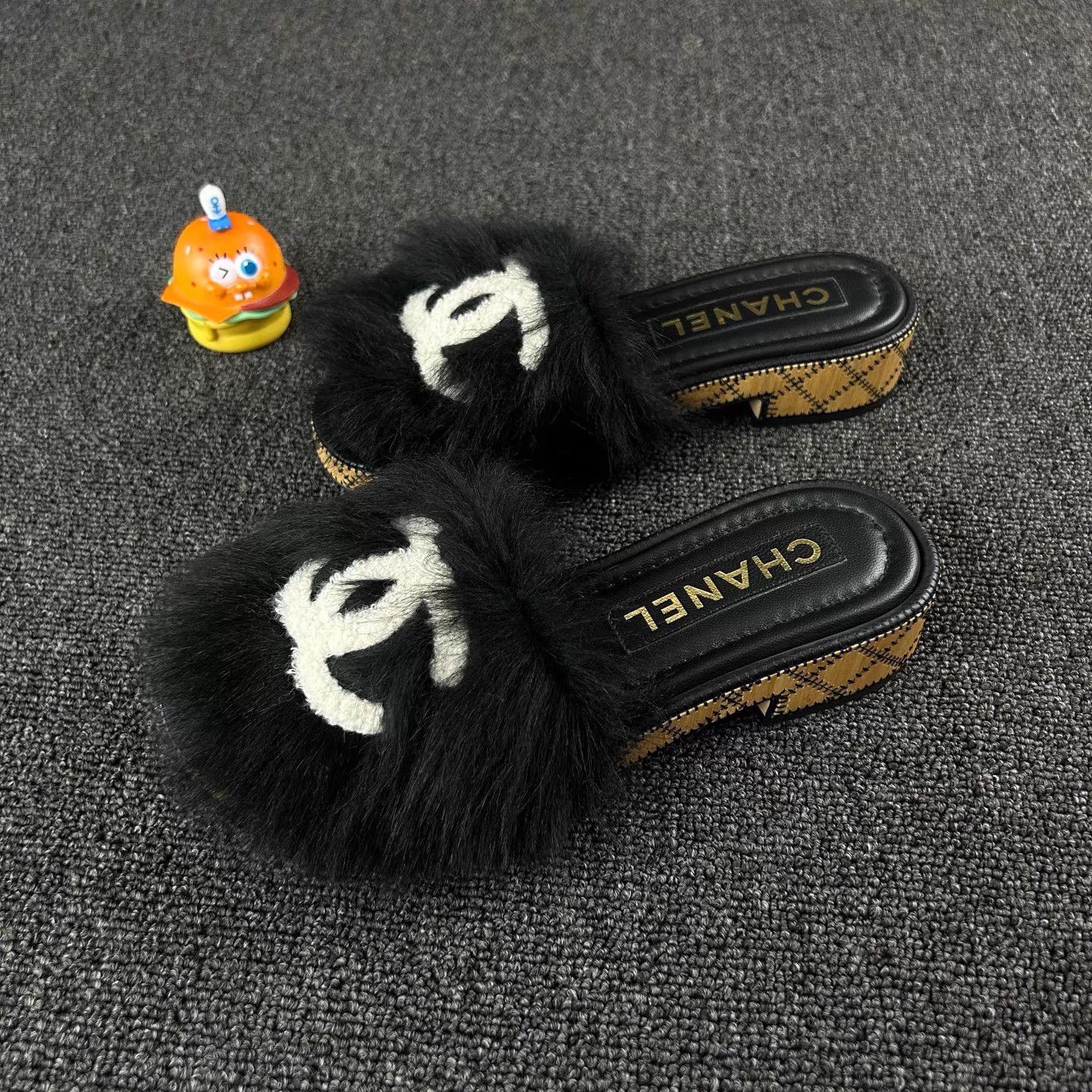 Chanel Chanel Women's Black CC Logo Fur Slippers 35.5 Size US 5 / IT 35 - 1 Thumbnail