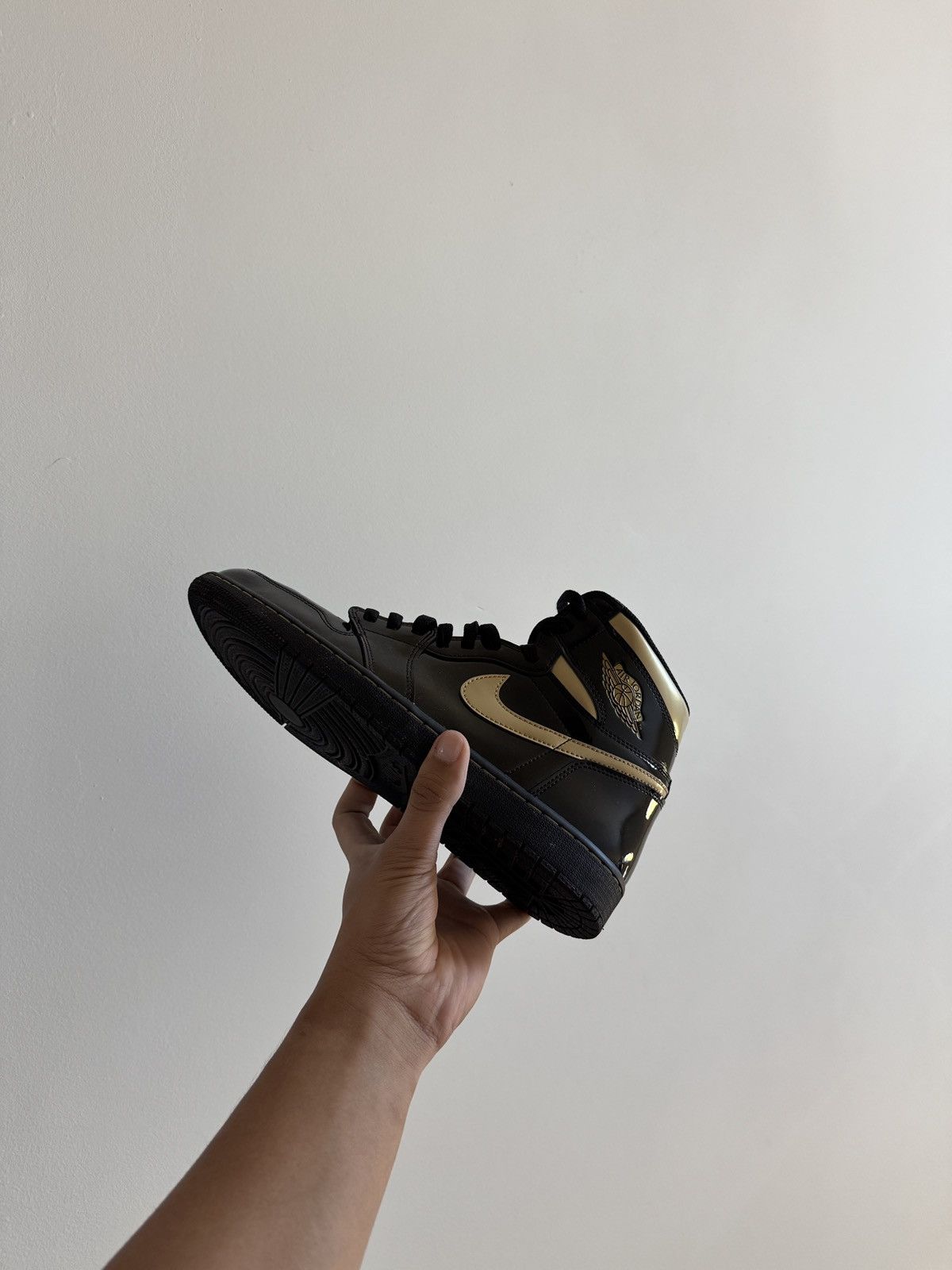 Jordan Brand × Nike Air Jordan 1 Retro High OG ‘Black Metallic Gold’ Size US 12 / EU 45 - 3 Thumbnail