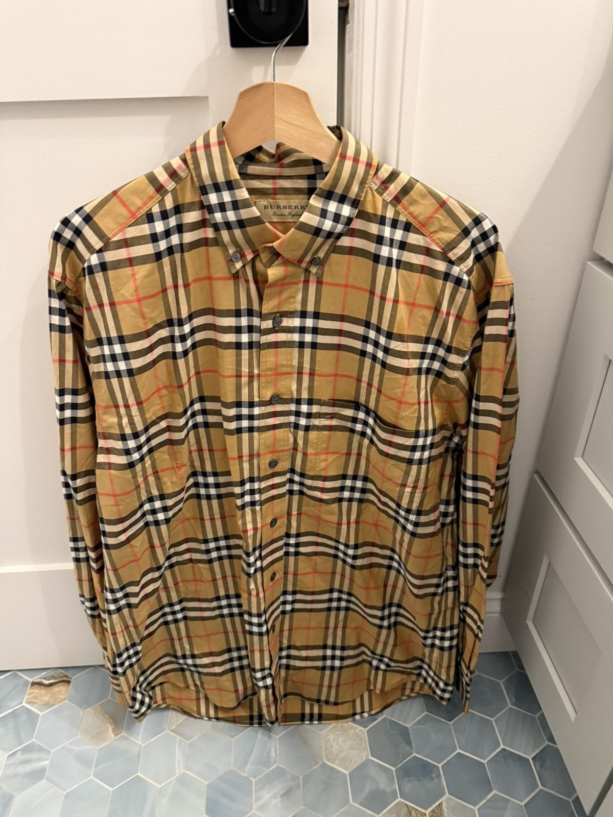 Burberry Burberry Classic Plaid Button Up (Gently Used Like-New) Size US XL / EU 56 / 4 - 1 Thumbnail