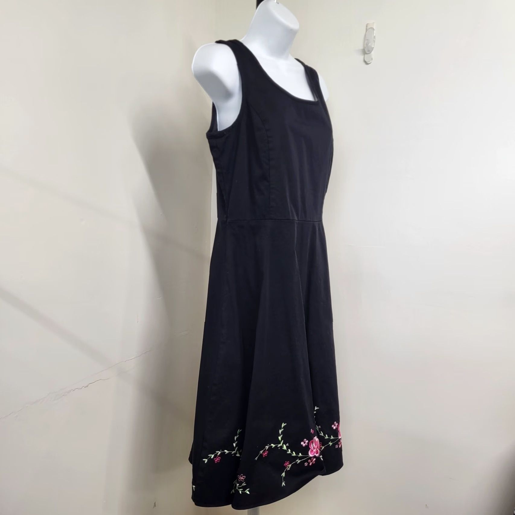 Vintage Amanda Smith Dress Women Size 10P Black Sleeveless Floral Embroidered Pink Trim Dress Size L / US 10 / IT 46 - 3 Thumbnail