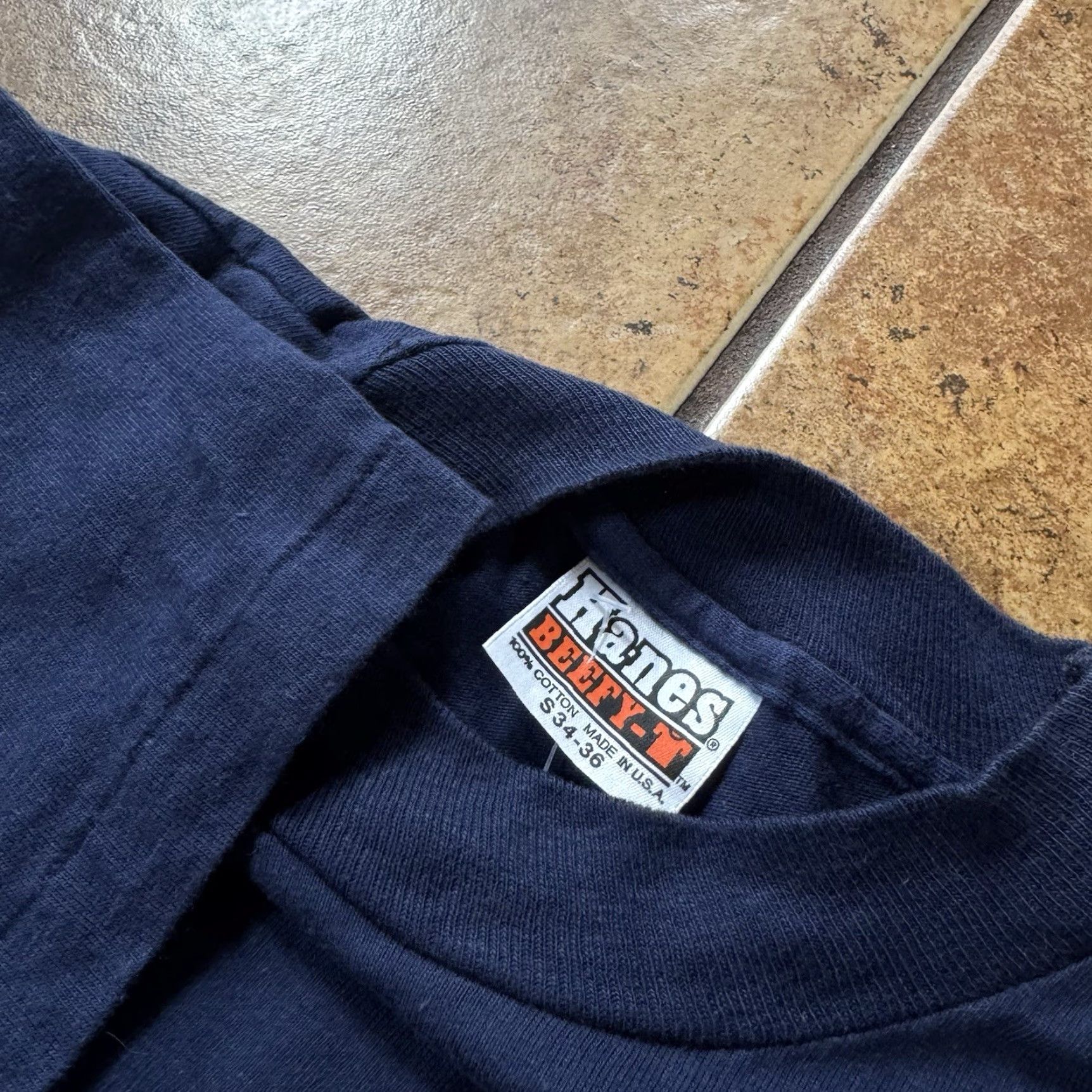 Hanes VINTAGE 1980s MAGNUM PI TV SHOW CAST & CREW T-SHIRT Hanes Size S Blue Men Graphic Tee Hawaii Hawaiian 80s Size US S / EU 44-46 / 1 - 3 Thumbnail