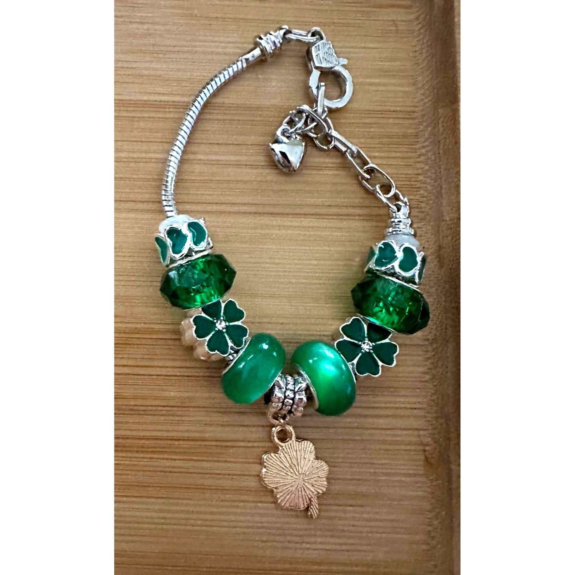Handmade St Patricks Day Four Leaf Clover Bracelet New Beaded Charms Size ONE SIZE - 10 Thumbnail