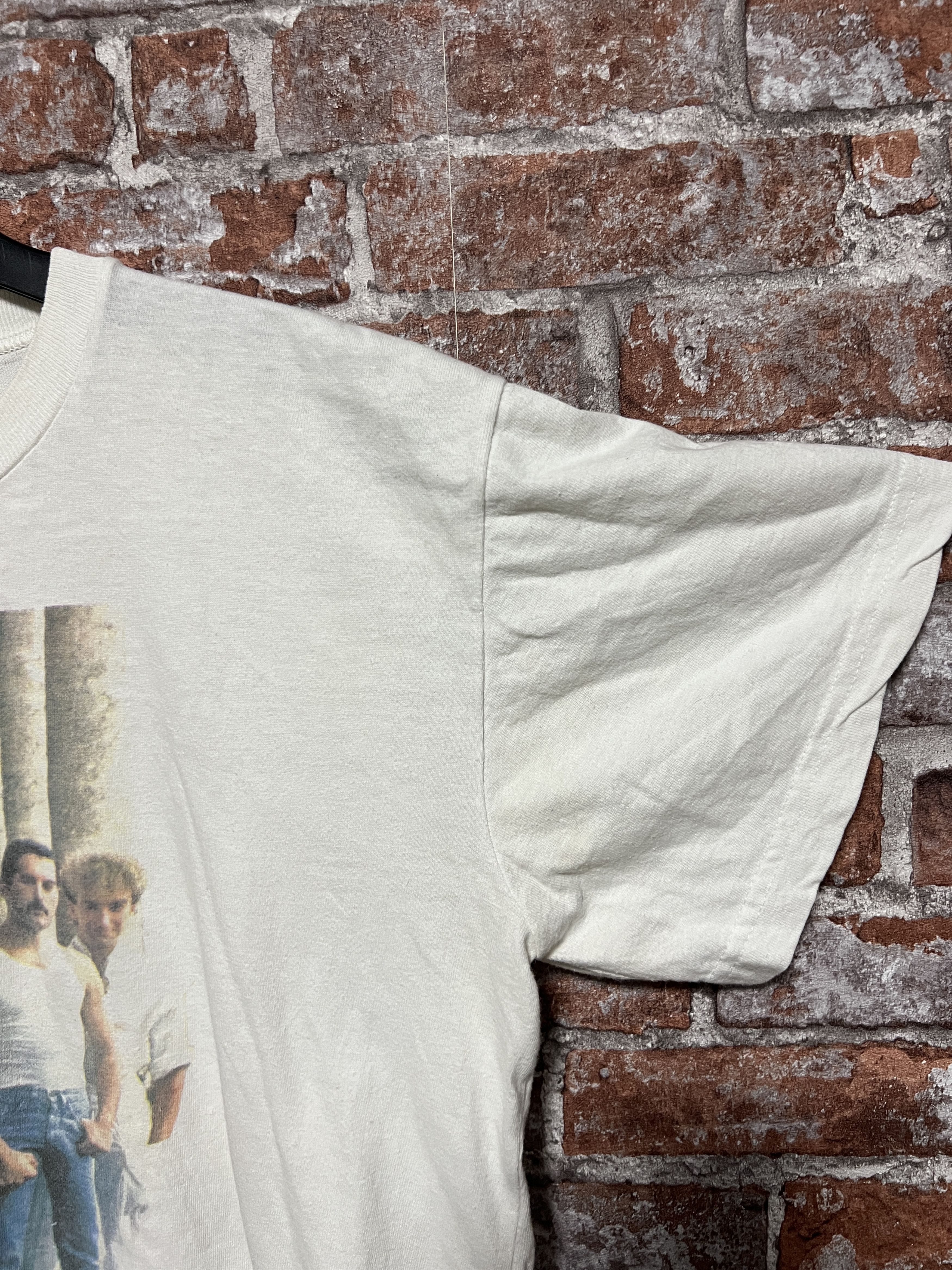 Band Tees Vintage 80s Queen Rare Rock Band T-shirt Size US L / EU 52-54 / 3 - 8 Thumbnail