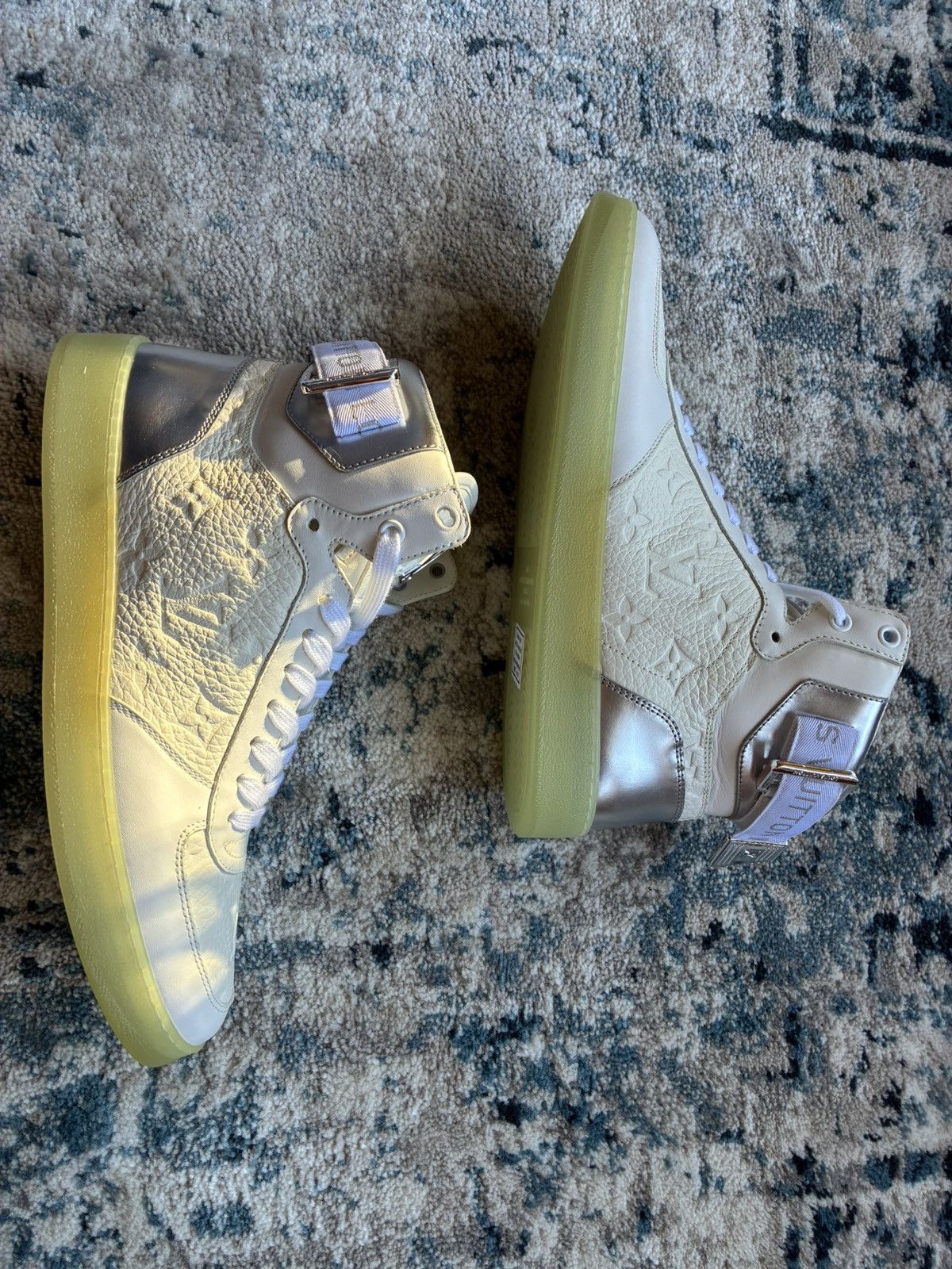 Louis Vuitton Louis Vuitton Rivoli Sneaker Monogram White Leather Size US 7 / EU 40 - 3 Thumbnail