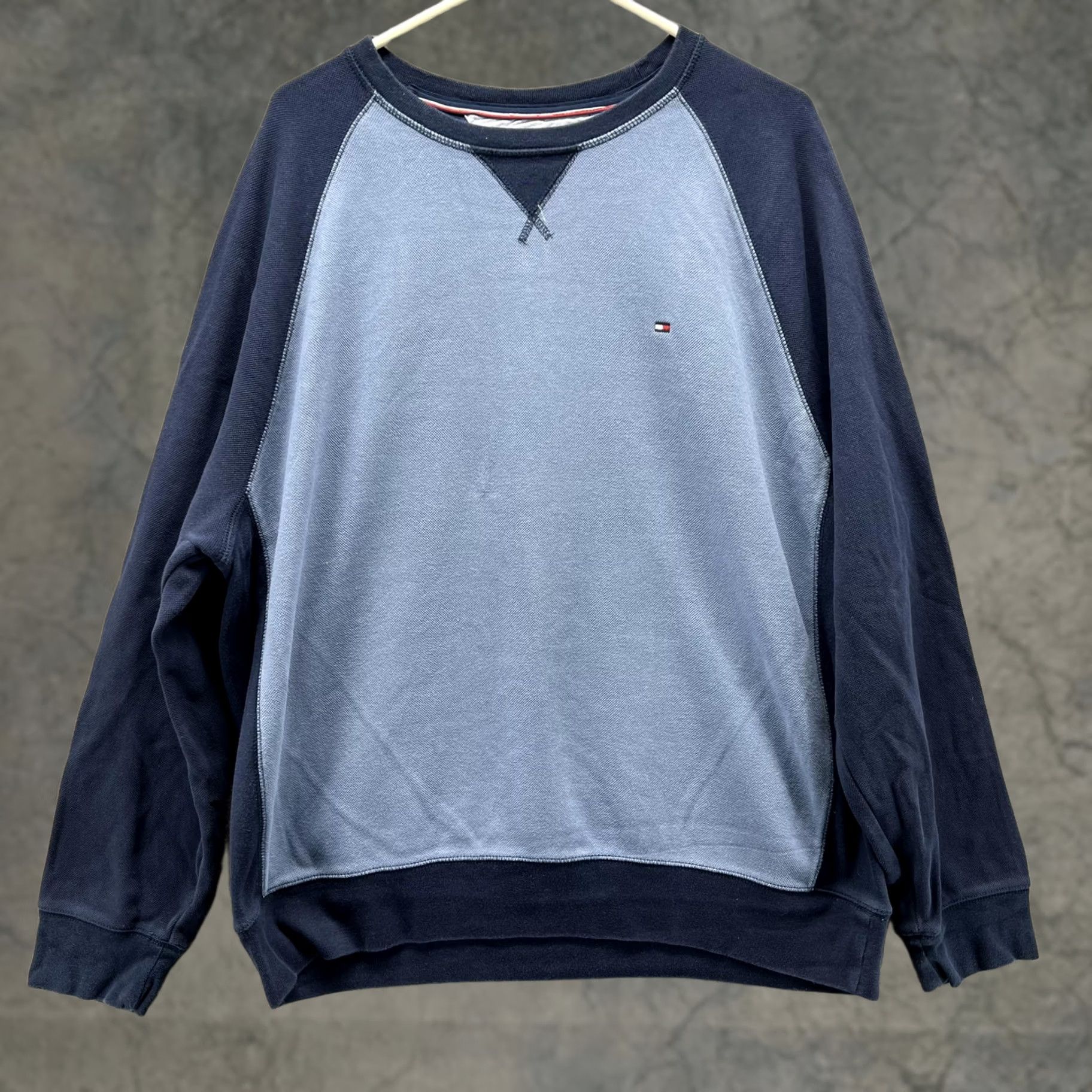 Tommy Hilfiger Tommy Hilfiger Sweatshirt Mens XL Blue Navy Colorblock Raglan Crewneck Pullover Size US XL / EU 56 / 4 - 1 Thumbnail