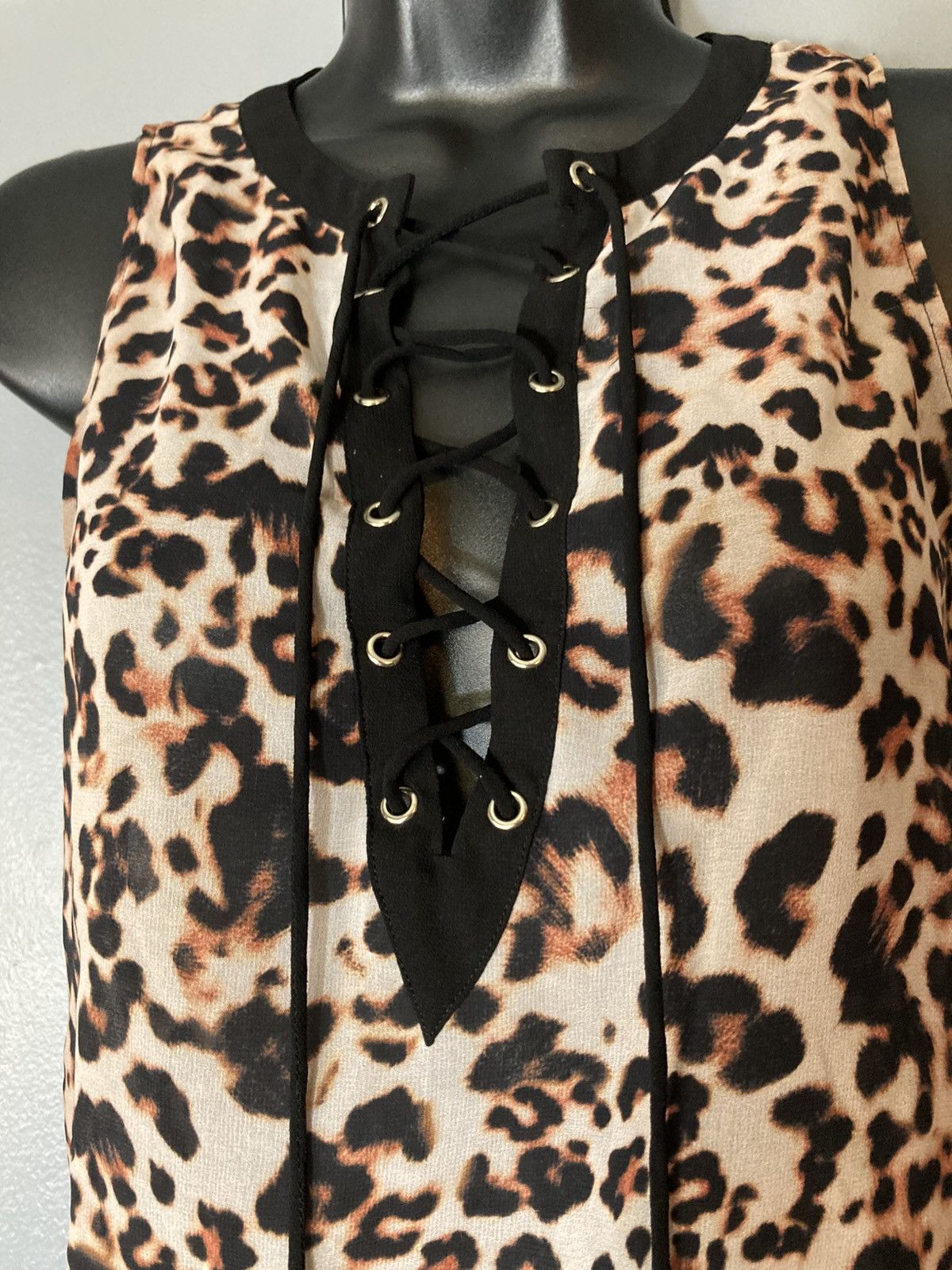 Bebe BEBE animal print sheer lace up blouse Size XXS / US 00 / IT 34 - 3 Thumbnail