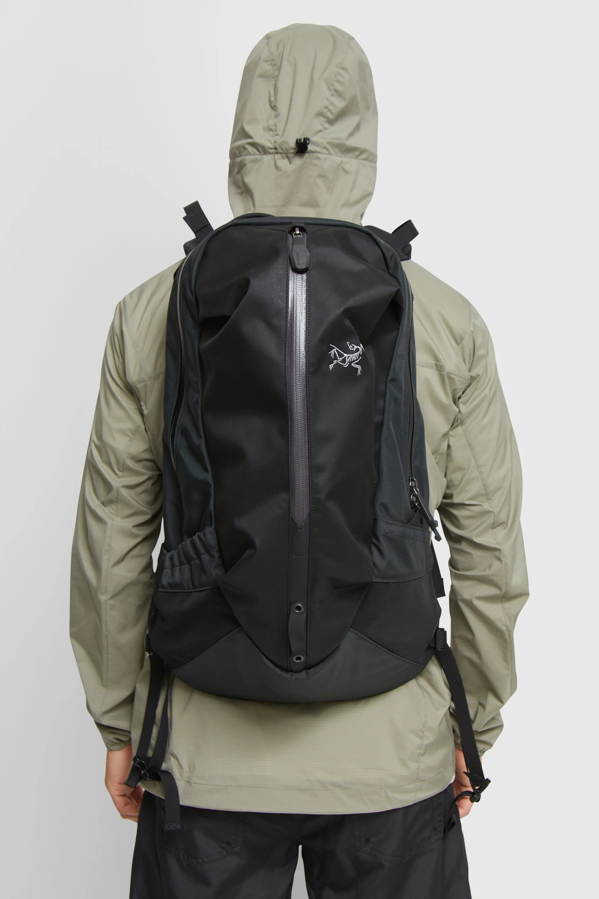 Arc'teryx Arro 22 Backpack - Arc'Teryx - Carbon | Grailed