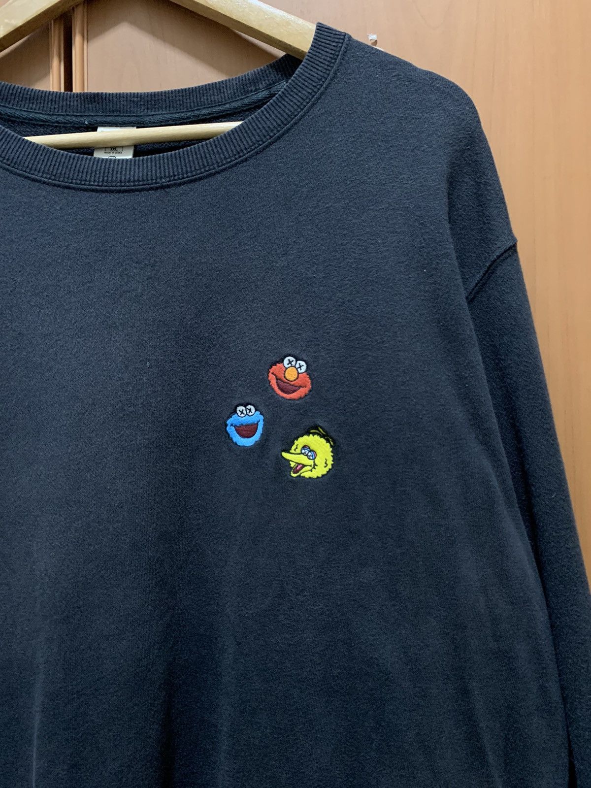 Kaws × Uniqlo Uniclo X Kaws X Sesame Street Sun Faded Sweatshirt Size US XXL / EU 58 / 5 - 2 Thumbnail