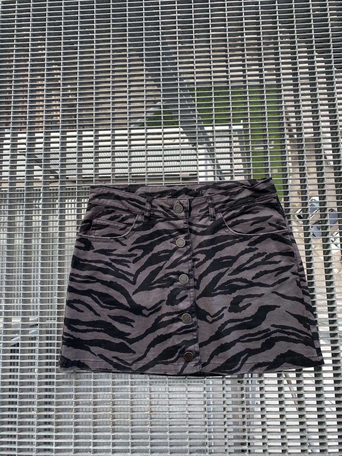 Zadig & Voltaire Zadig & Voltaire Camo Front Buttons Mini Skirt Size 25" / US 0 / IT 36 - 2 Thumbnail