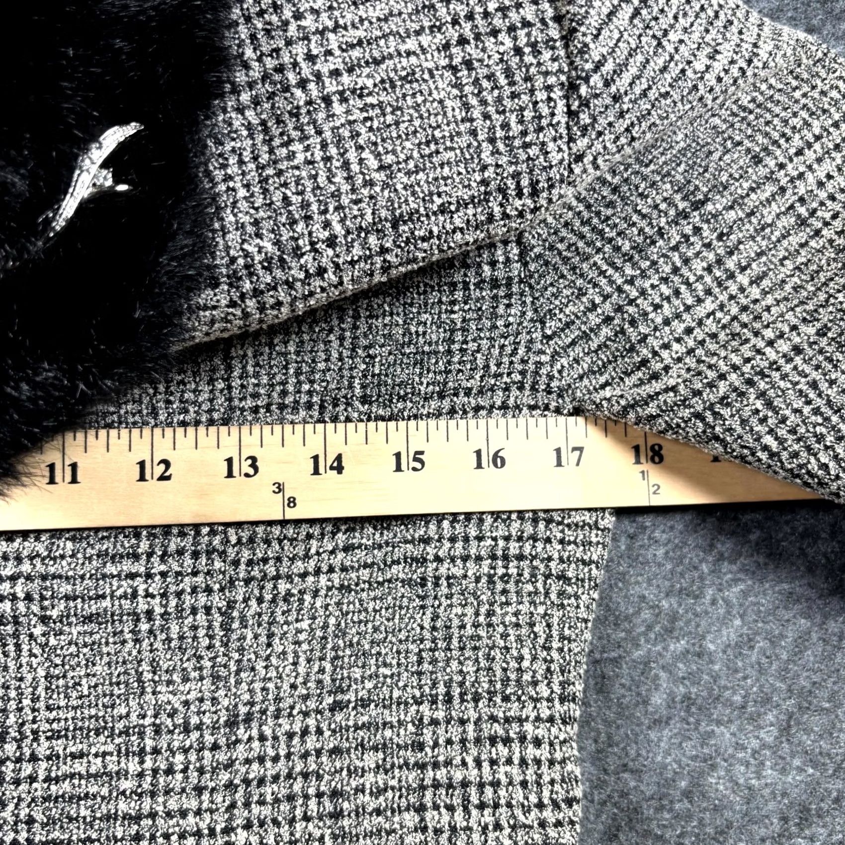 Vintage Jessica Howard Basic Jacket Womens 6 Gray Polyester Tweed Plaid Fox Fur Collar Jacket Women Grey Plaid Fox Fur Collar Size M / US 6-8 / IT 42-44 - 2 Thumbnail