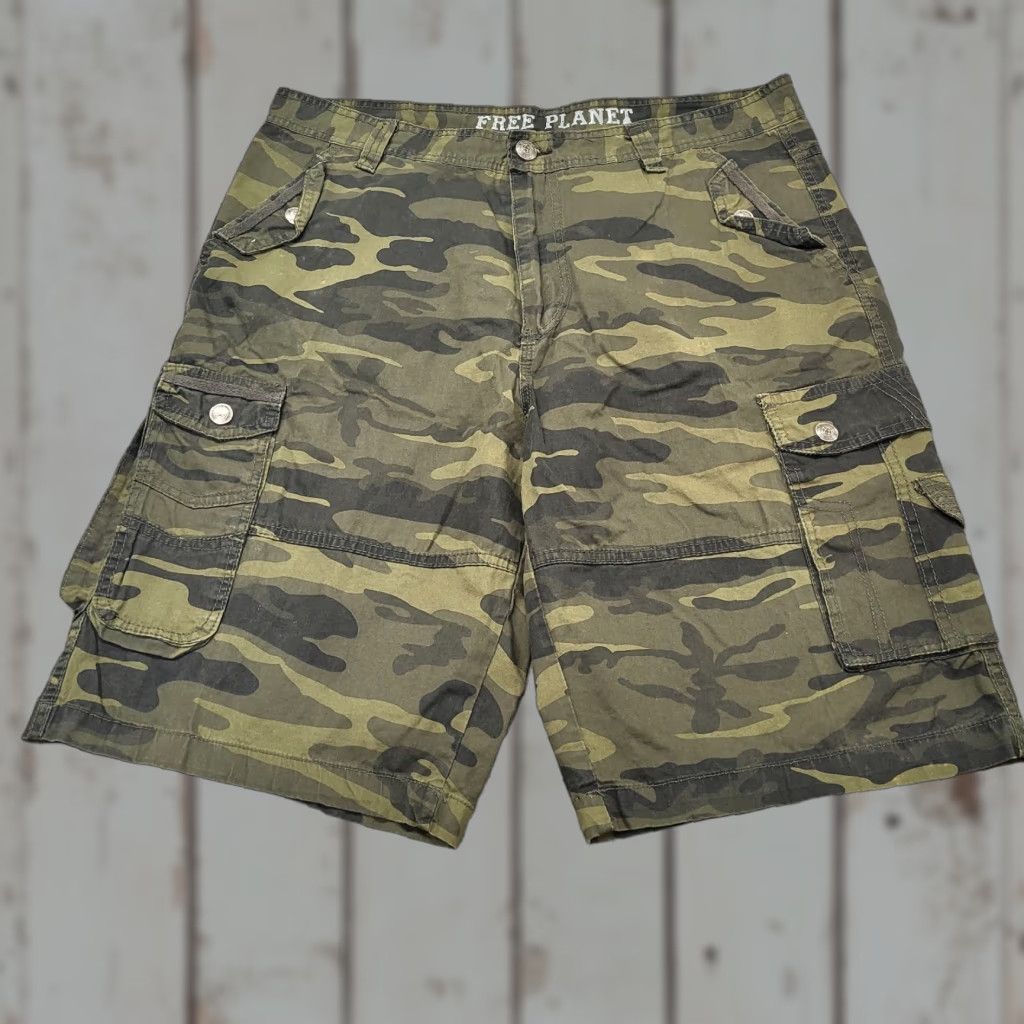 Vintage Free Planet Shorts Men Size 38 Camouflage Cotton Cargo Pockets Hiking Fishing Casual Travel Outdoors 90s? Size US 38 / EU 54 - 1 Thumbnail