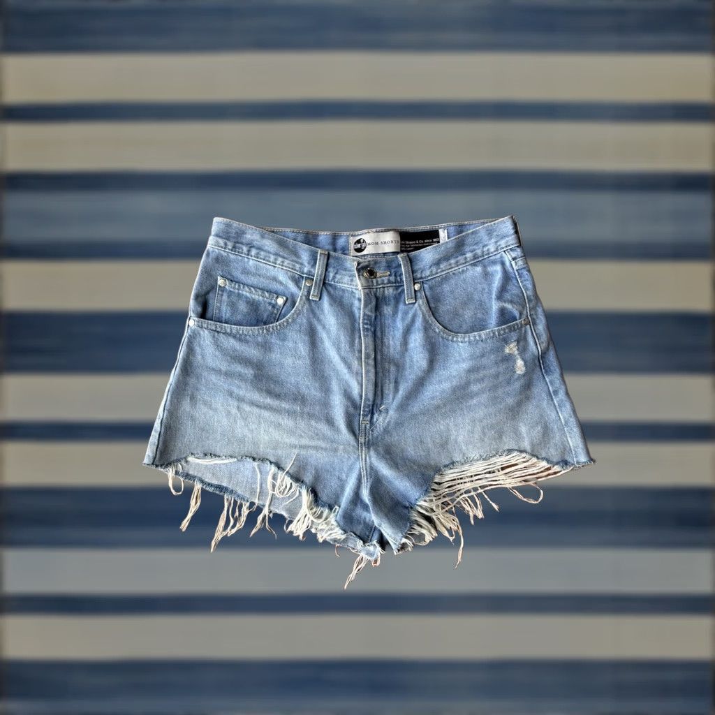 Levi's Levi's Silver Tab Mom Jean Shorts Women's 30 Light Wash Blue Distressed Size 30" / US 8 / IT 44 - 1 Thumbnail
