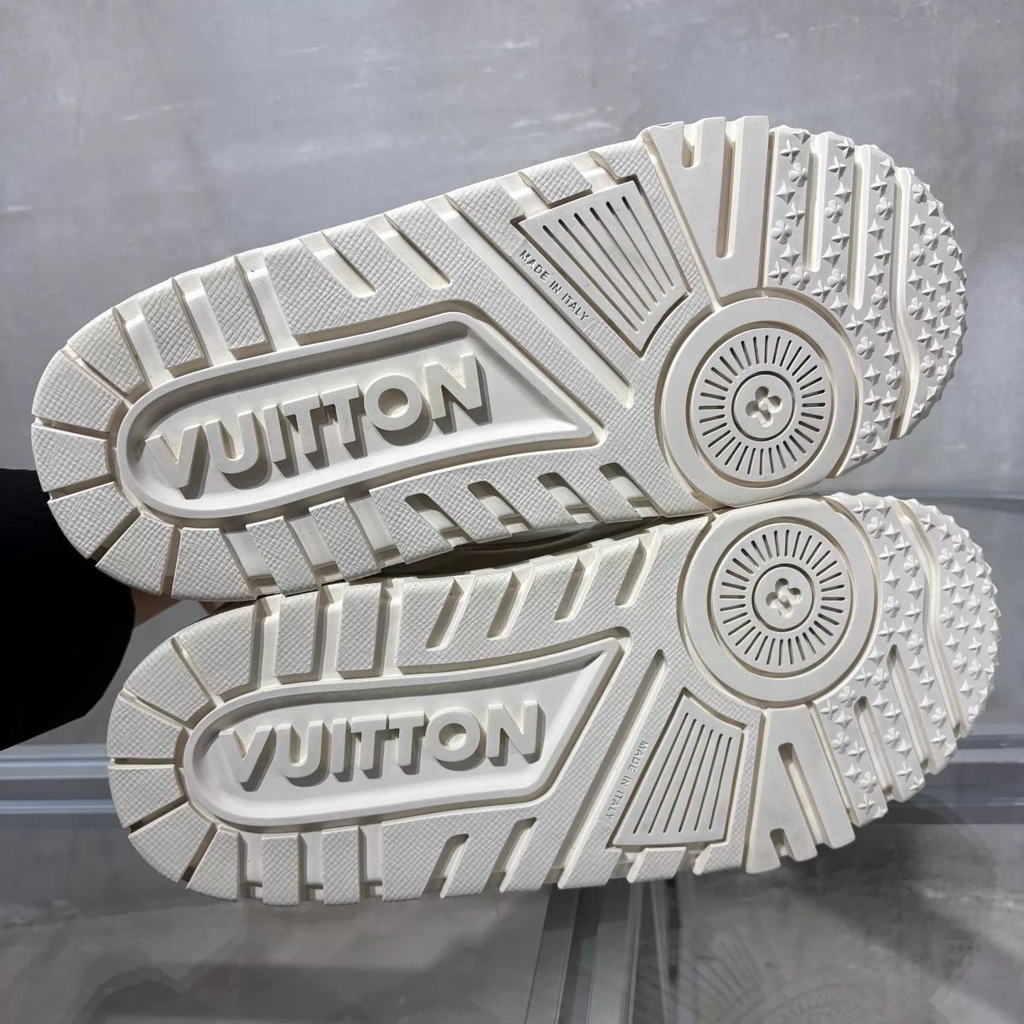 Louis Vuitton LV Cream Trainer Maxi UK8 42 New box tried on Size US 9 / EU 42 - 7 Thumbnail