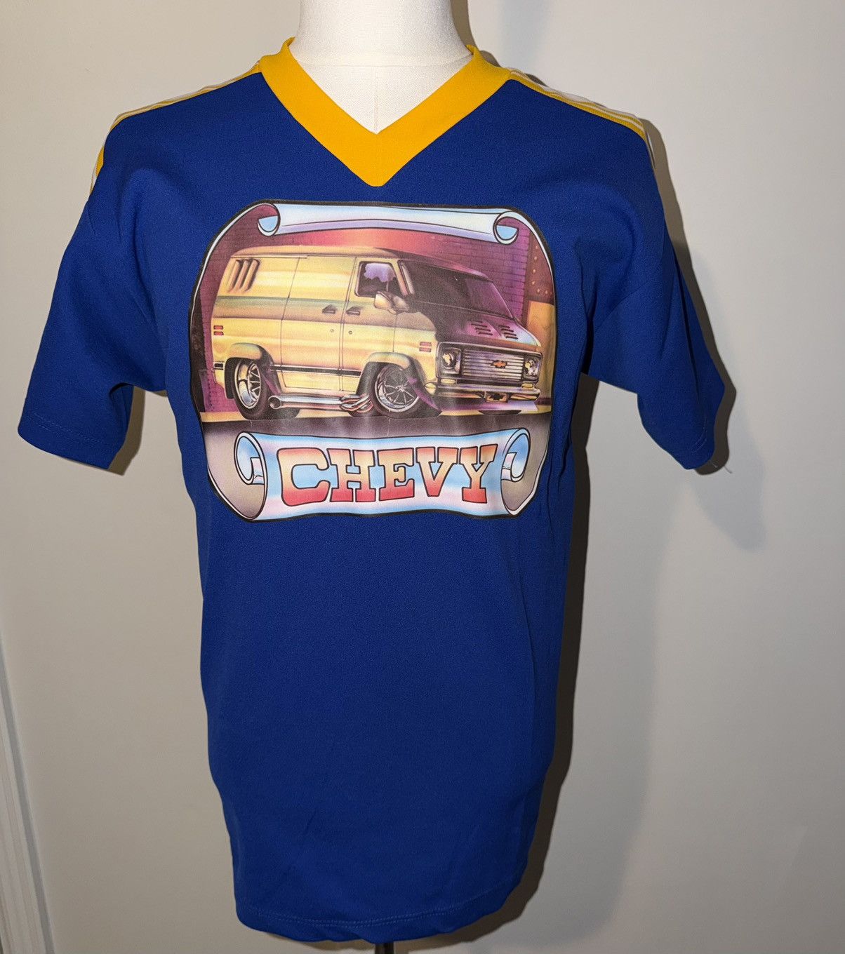 Russell Athletic VTG Chevrolet Van Graphic V-neck T-Shirt Blue Men’s Size XL Size US XL / EU 56 / 4 - 1 Thumbnail