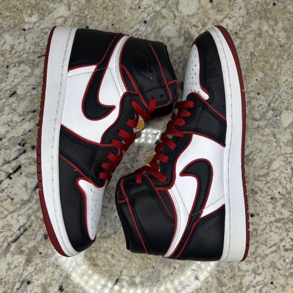 Jordan Brand Size 9.5 - Jordan 1 High OG Bloodline 2019 Light Wear W/Box Size US 9.5 / EU 42-43 - 17 Thumbnail