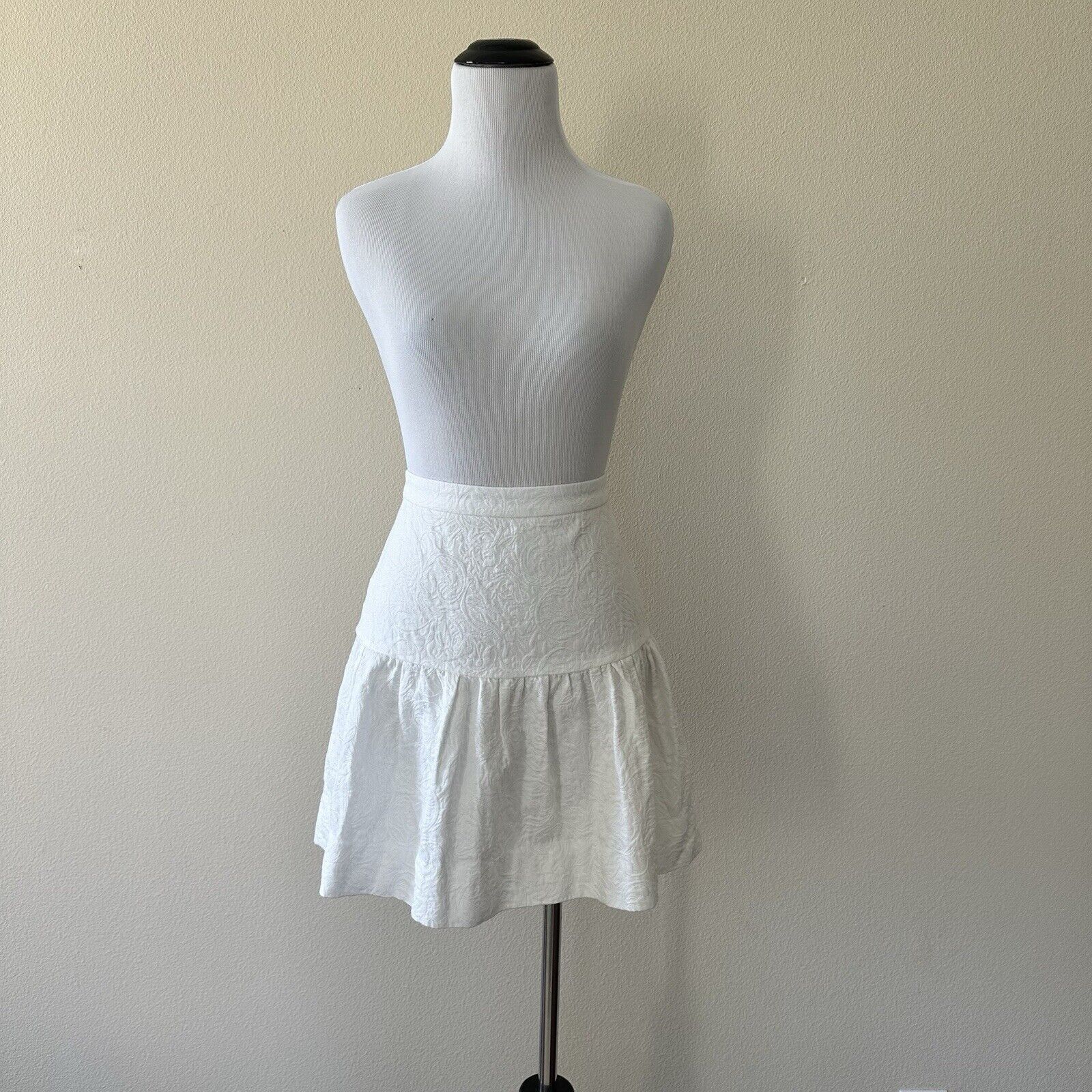 J.Crew J.Crew Cream Matelasse Drop Waist Hi Rise Mini Skirt Size 4 Size 27" / US 4 / IT 40 - 1 Thumbnail
