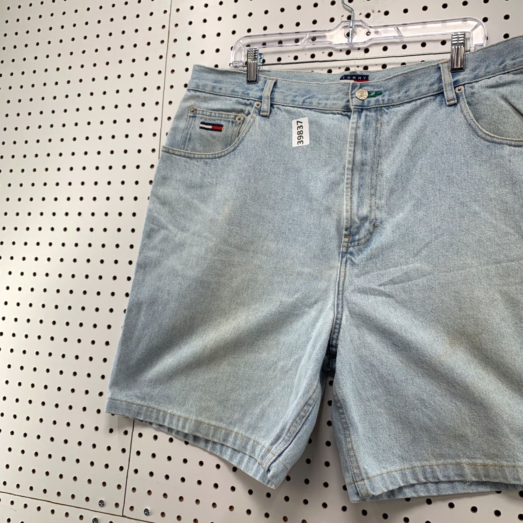 Tommy Hilfiger VINTAGE Tommy Hilfiger Denim Shorts Mens Size 40 Light Wash Flag Logo Bermuda 7in Inseam Mens Size US 40 / EU 56 - 3 Thumbnail
