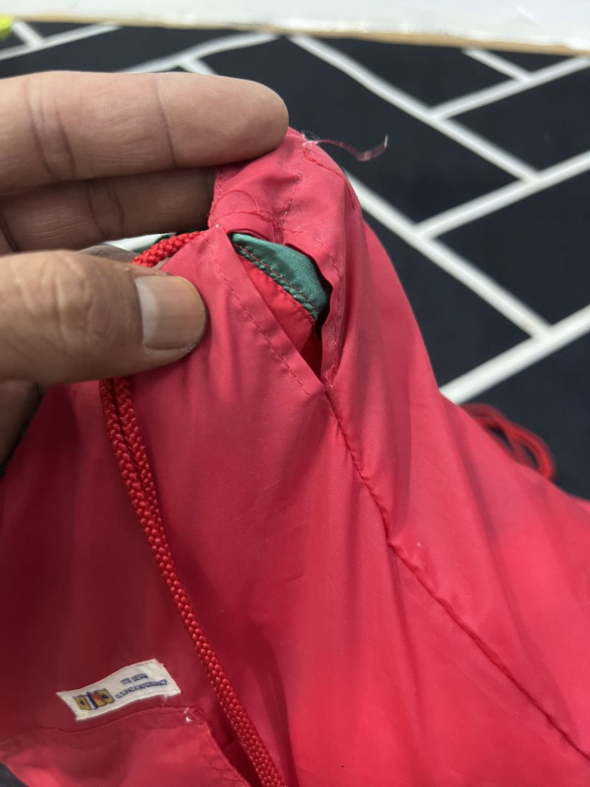 Japanese Brand Vintage Windbreaker cum bagpack Size US L / EU 52-54 / 3 - 18 Thumbnail