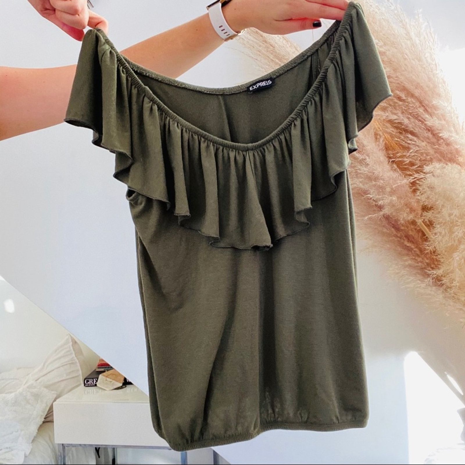 Express EXPRESS Olive Green Elastic Hem Ruffle Blouse Shirt Top Size M / US 6-8 / IT 42-44 - 3 Thumbnail