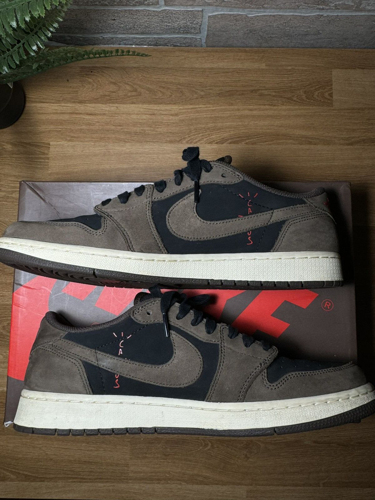 Nike × Travis Scott Jordan 1 Retro Low Mocha TRAVIS SCOTT Size US 12 / EU 45 - 9 Thumbnail