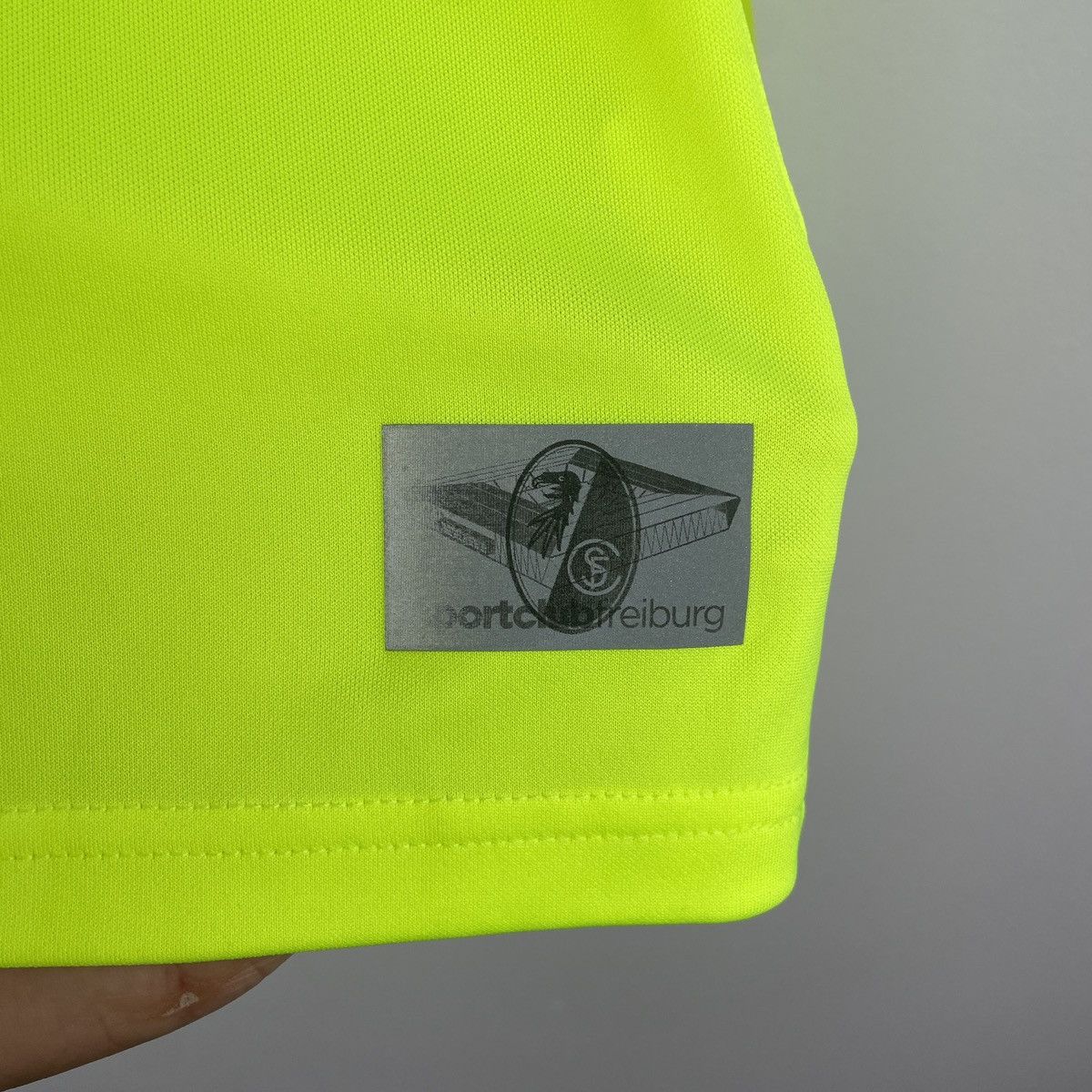 Nike SC Freiburg Goalkeeper Jersey Nike Shirt Neon GK 2021/2022 Size US L / EU 52-54 / 3 - 6 Thumbnail