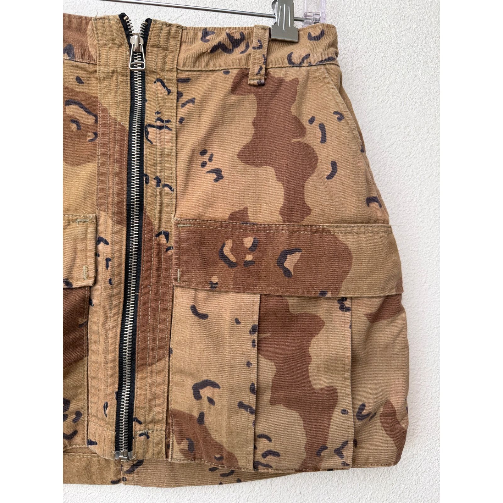 RE/DONE RE/DONE Womens Desert Camo Zip Utility Mini Skirt XS Size 28" / US 6 / IT 42 - 6 Thumbnail