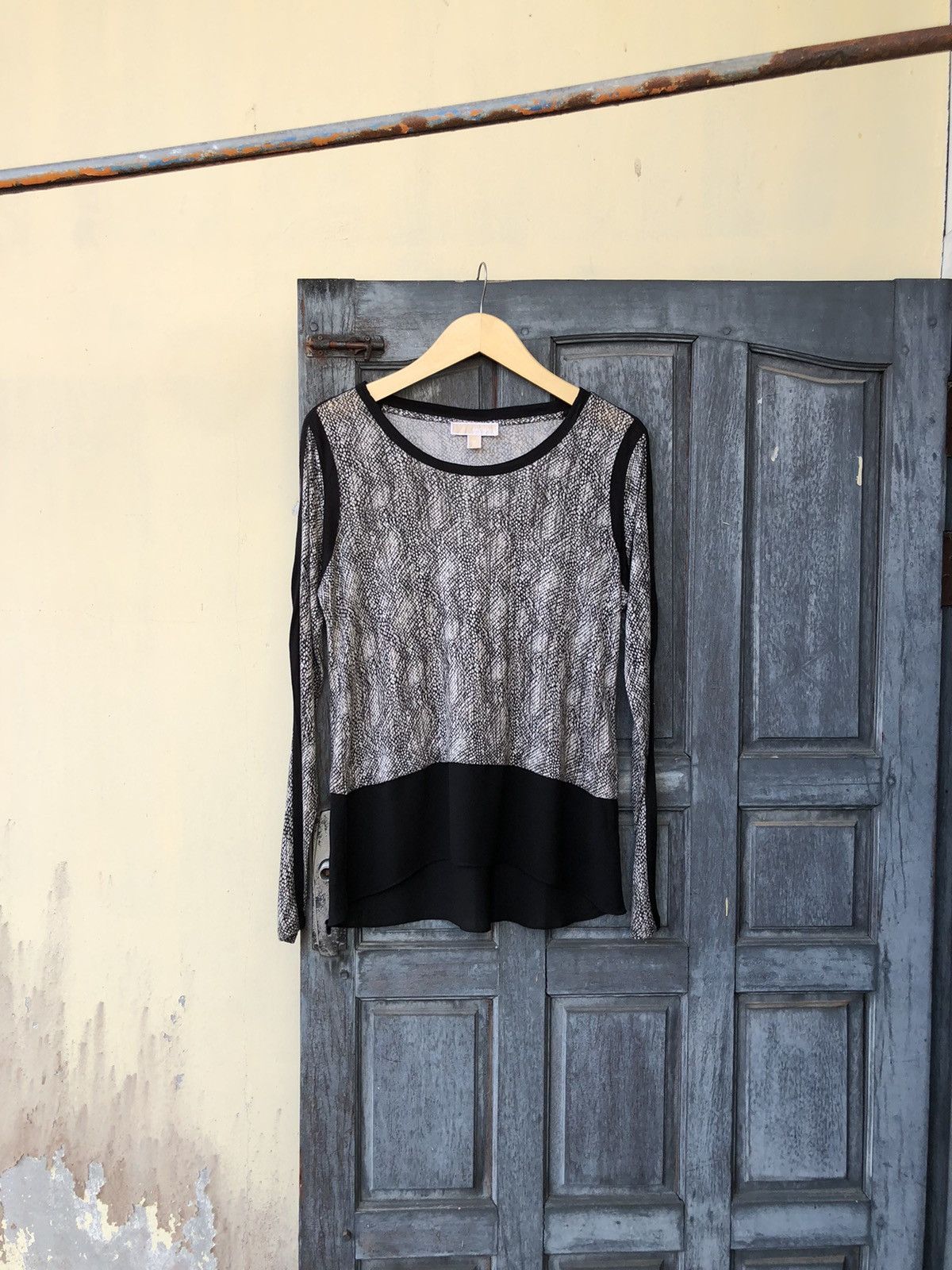 Michael Kors Michael Kors RN:111818 CA:45885 Snake Skin Print Long Sleeve Size M / US 6-8 / IT 42-44 - 2 Thumbnail