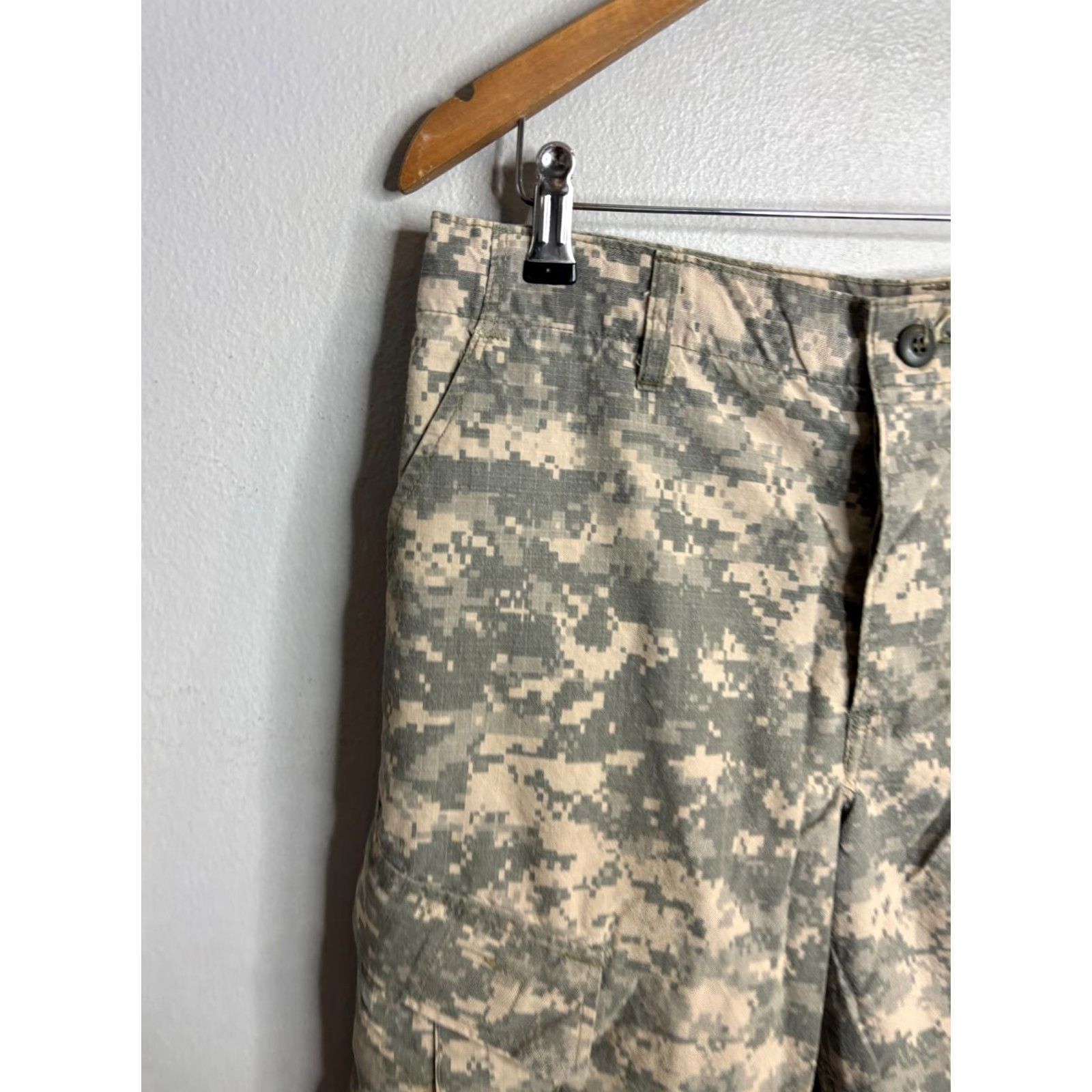 Vintage USAF Desert Camo Pants Mens 32 Regular Beige Cargo 90s Army Outdoor Workwear Belt Loops Pockets Cotton Nylon Straight Front Casual Size US 32 / EU 48 - 2 Thumbnail
