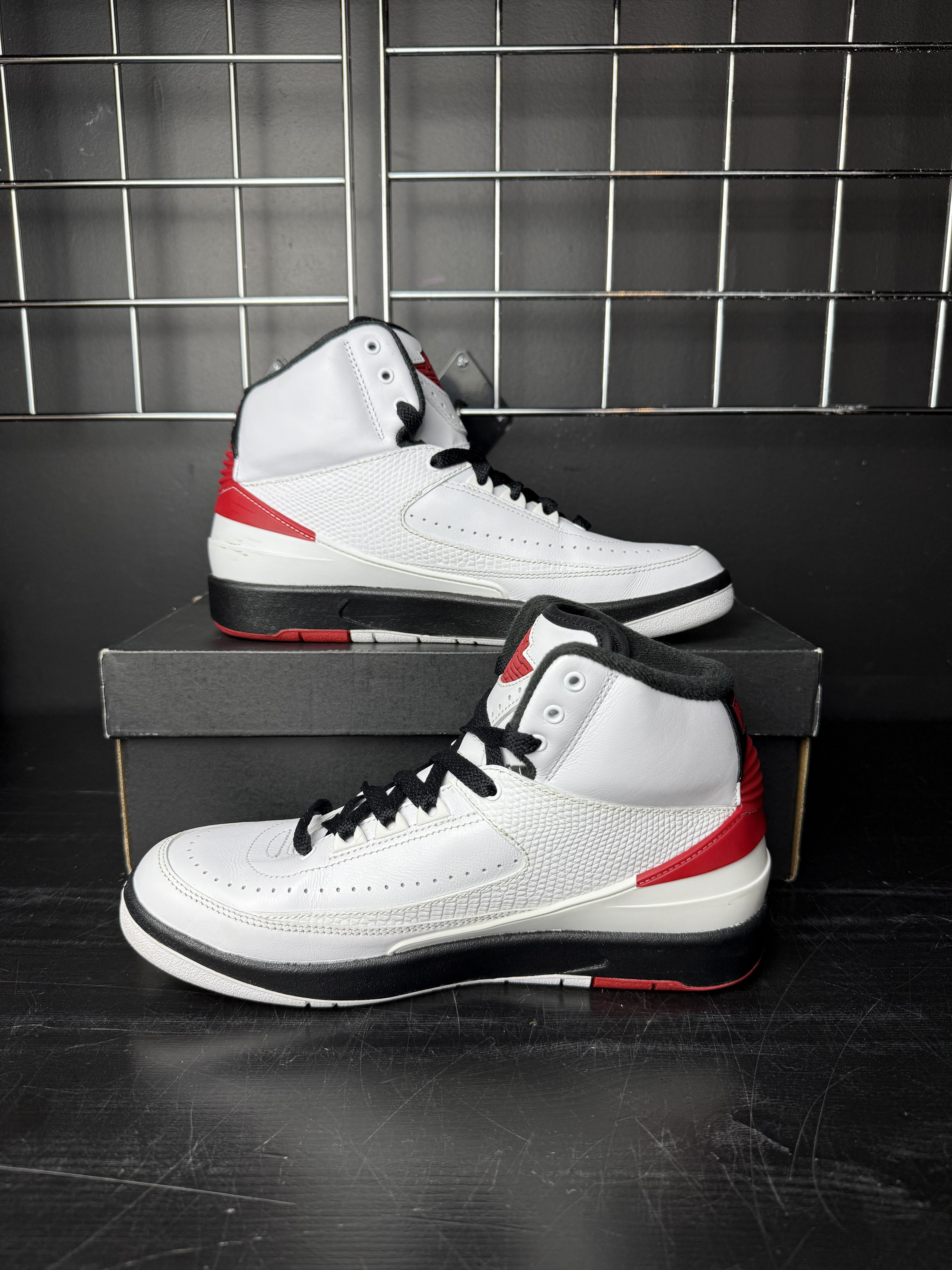 Jordan Brand Air Jordan 2 Retro OG "Chicago" (2022) (GS) **PRE-OWNED** Size US 7 / EU 40 - 2 Thumbnail