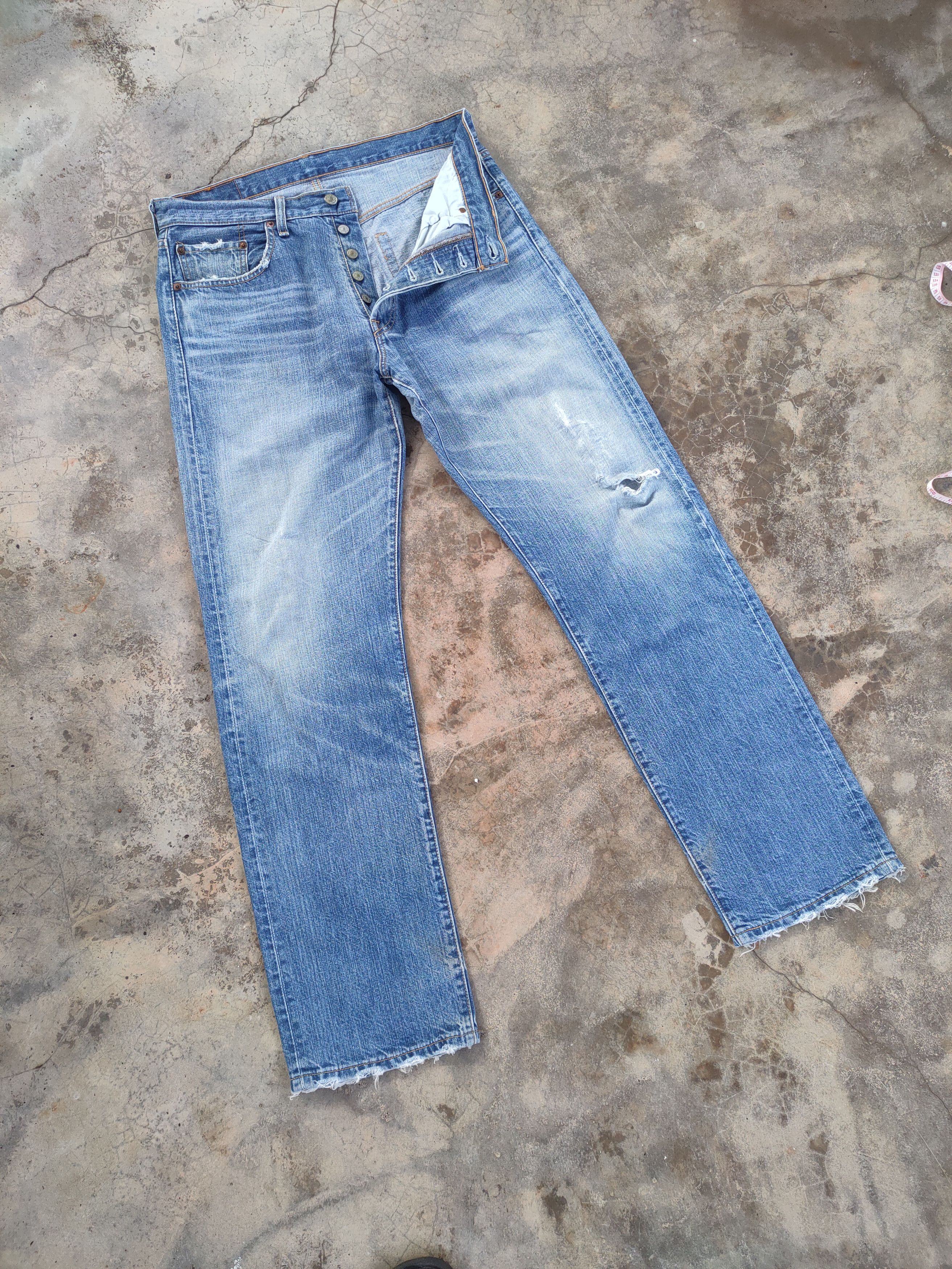 Levi's Vintage Clothing VINTAGE LEVI'S 501 FADED DISTRESSED DENIM JEAN PANTS Size US 33 - 5 Thumbnail