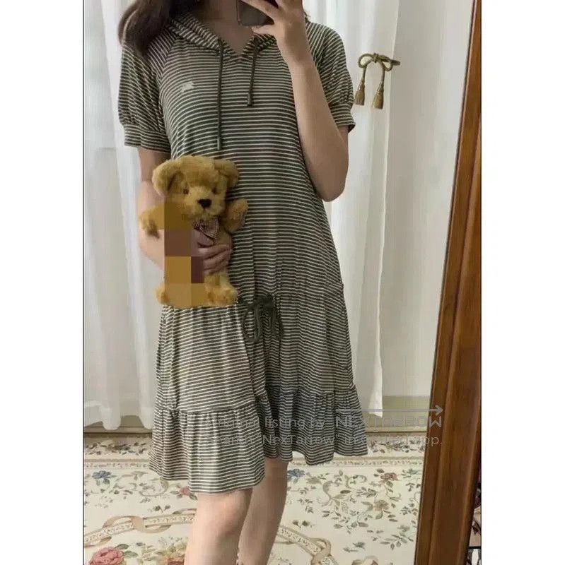 Burberry Burberry Striped Hooded Dress in Dark Brown. Size M / US 6-8 / IT 42-44 - 2 Thumbnail