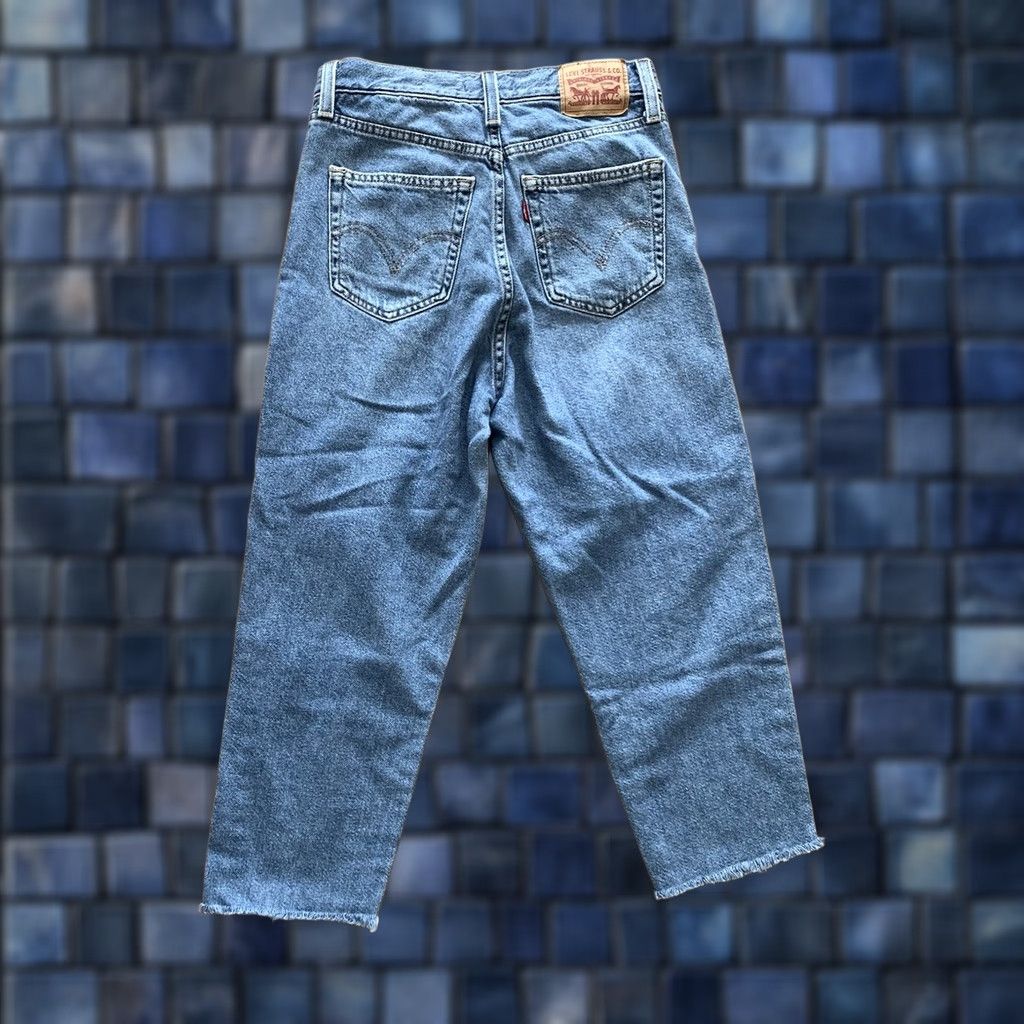 Levi's VINTAGE Levi's High Waisted Mom Jeans Womens 26x21 Blue Light Wash Raw Hem Denim Pants Size 26" / US 2 / IT 38 - 1 Thumbnail