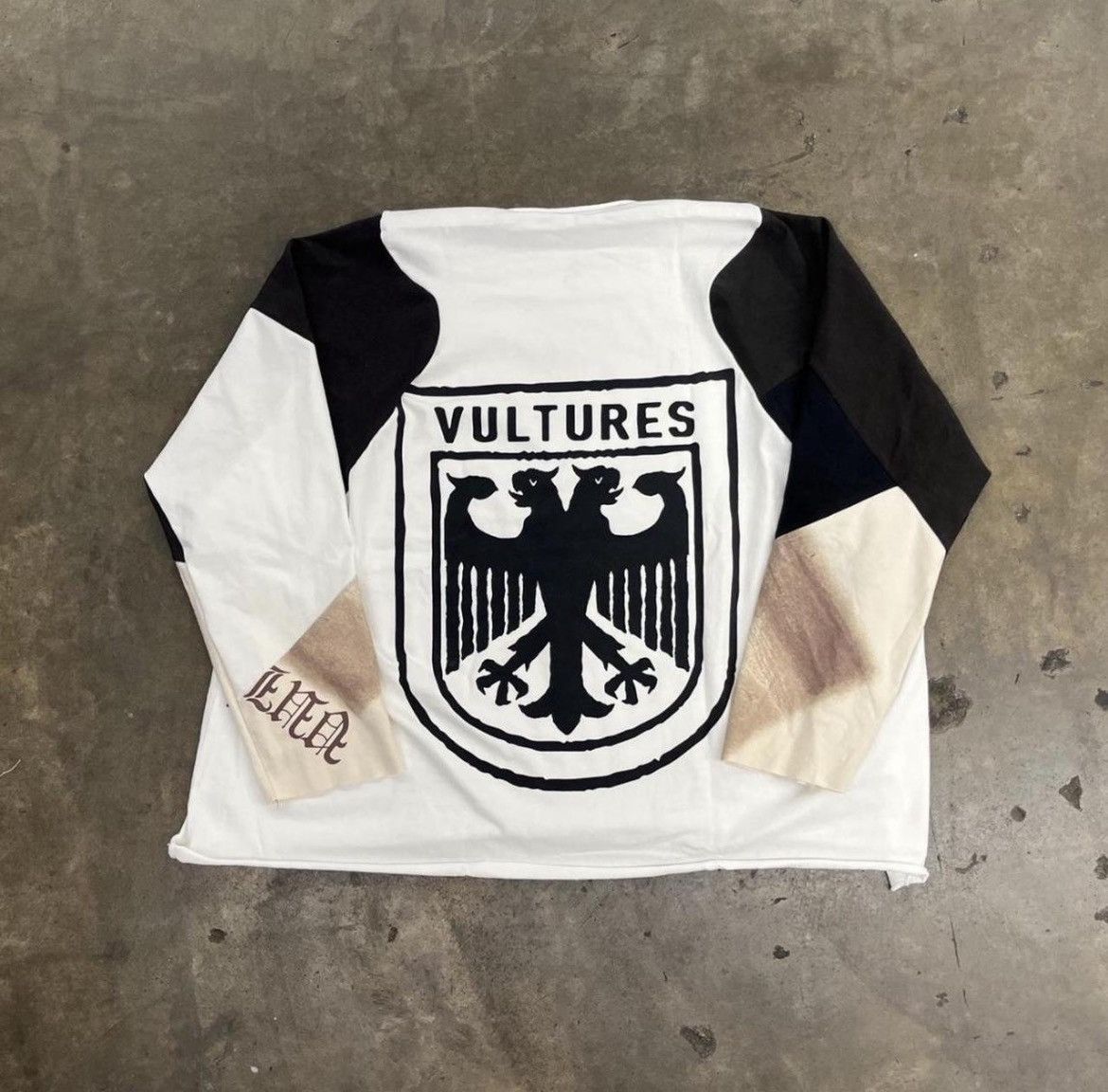 Yeezy Yeezy Vultures Merch Long Sleeve Size US XL / EU 56 / 4 - 1 Thumbnail