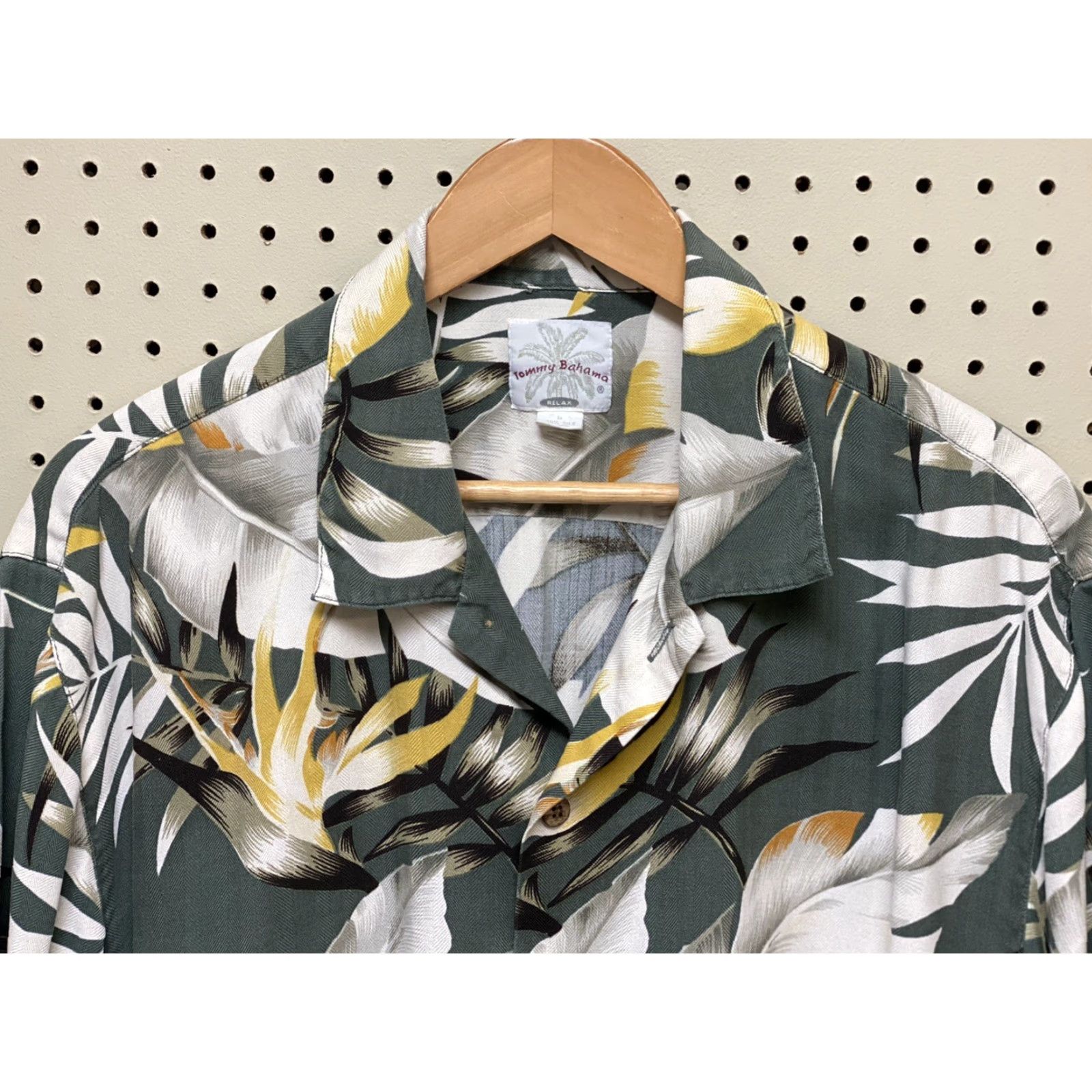 Tommy Bahama Tommy Bahama Shirt Mens L Aloha 100% Silk Floral Birds of Paradise Gray Short Sleeve Button-Up Beach Hawaiian Tropical Size US L / EU 52-54 / 3 - 2 Thumbnail