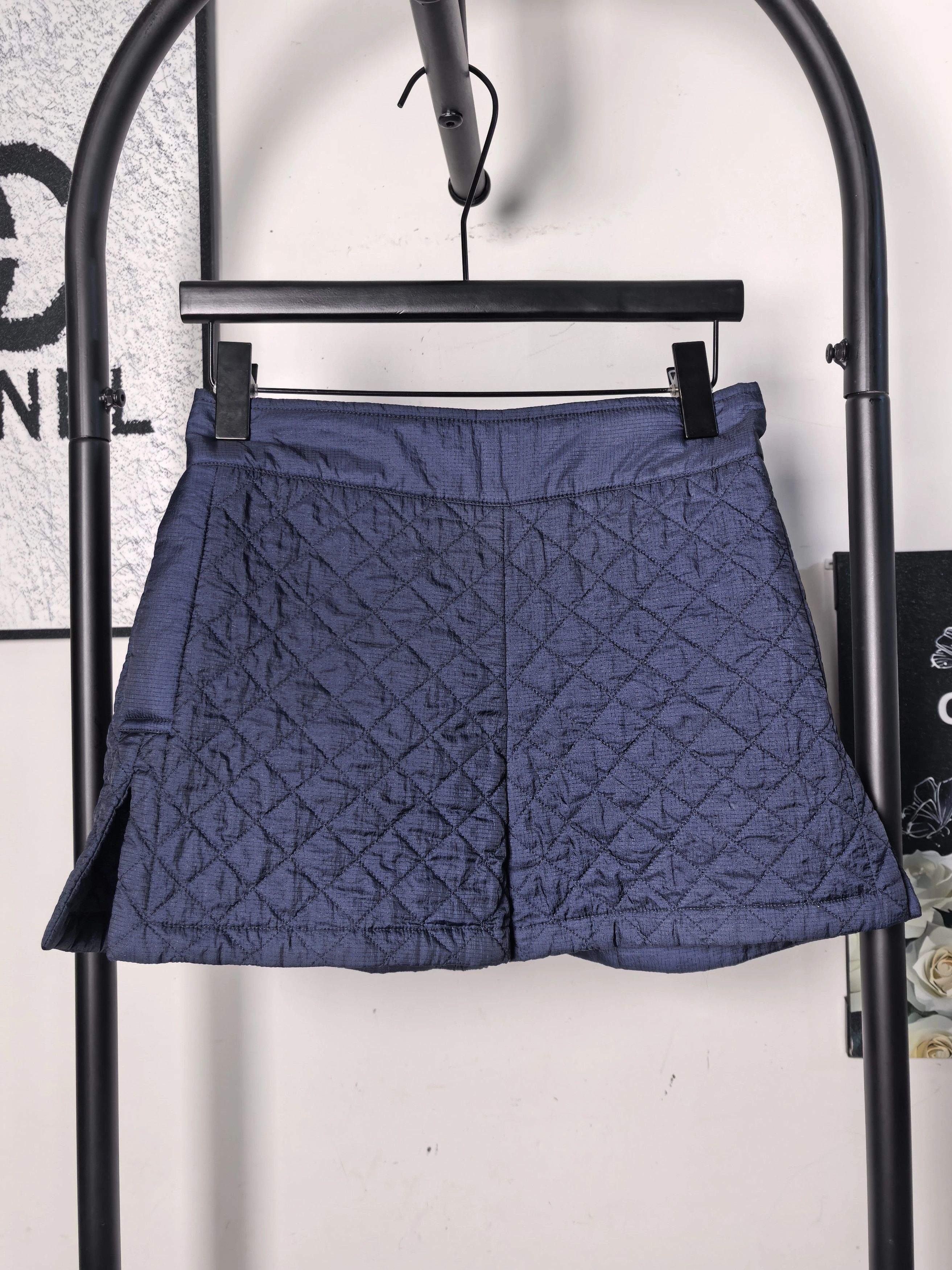 Chanel Chanel 98% New Shorts (Authenticated) Size 25" / US 0 / IT 36 - 2 Thumbnail