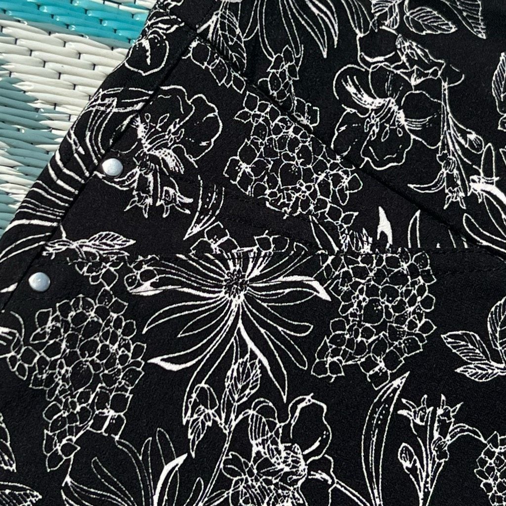 Kenzo Kenar, Black & White Floral Outline Stretchy Pull on Cropped Size 28" / US 6 / IT 42 - 6 Thumbnail