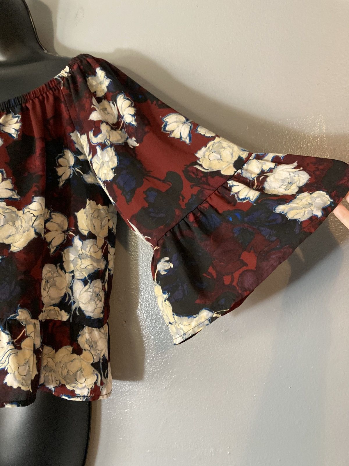 Other Eight Sixty red floral off shoulder bell sleeve blouse Size S / US 4 / IT 40 - 4 Thumbnail