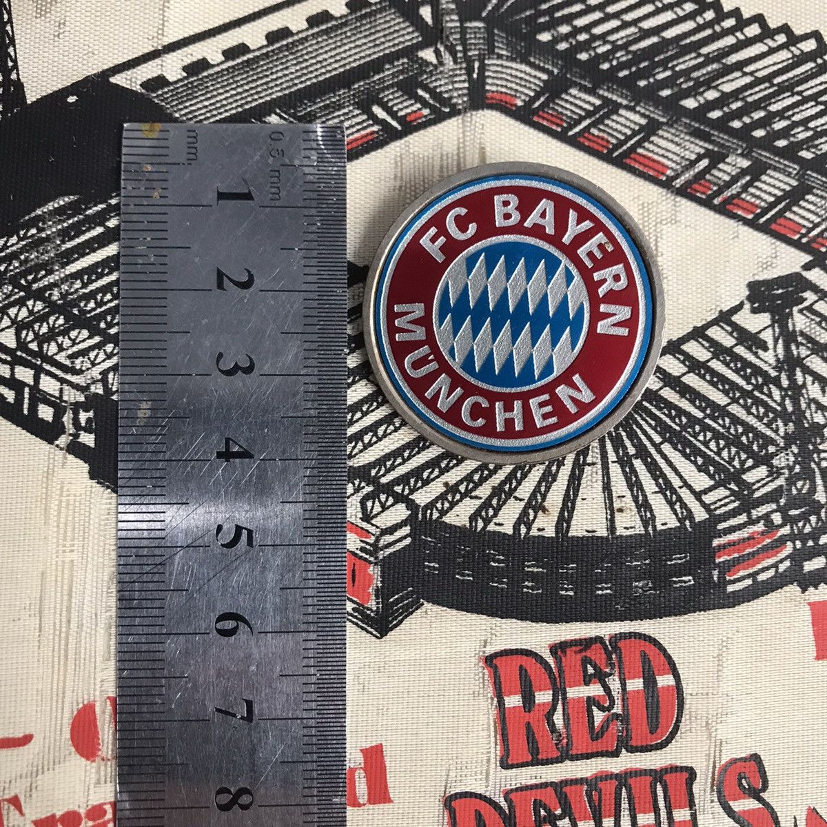 Vintage Rare europe pin enamel badge FOOTBALL CLUB BAYERN MUNCHEN EV Size ONE SIZE - 12 Thumbnail
