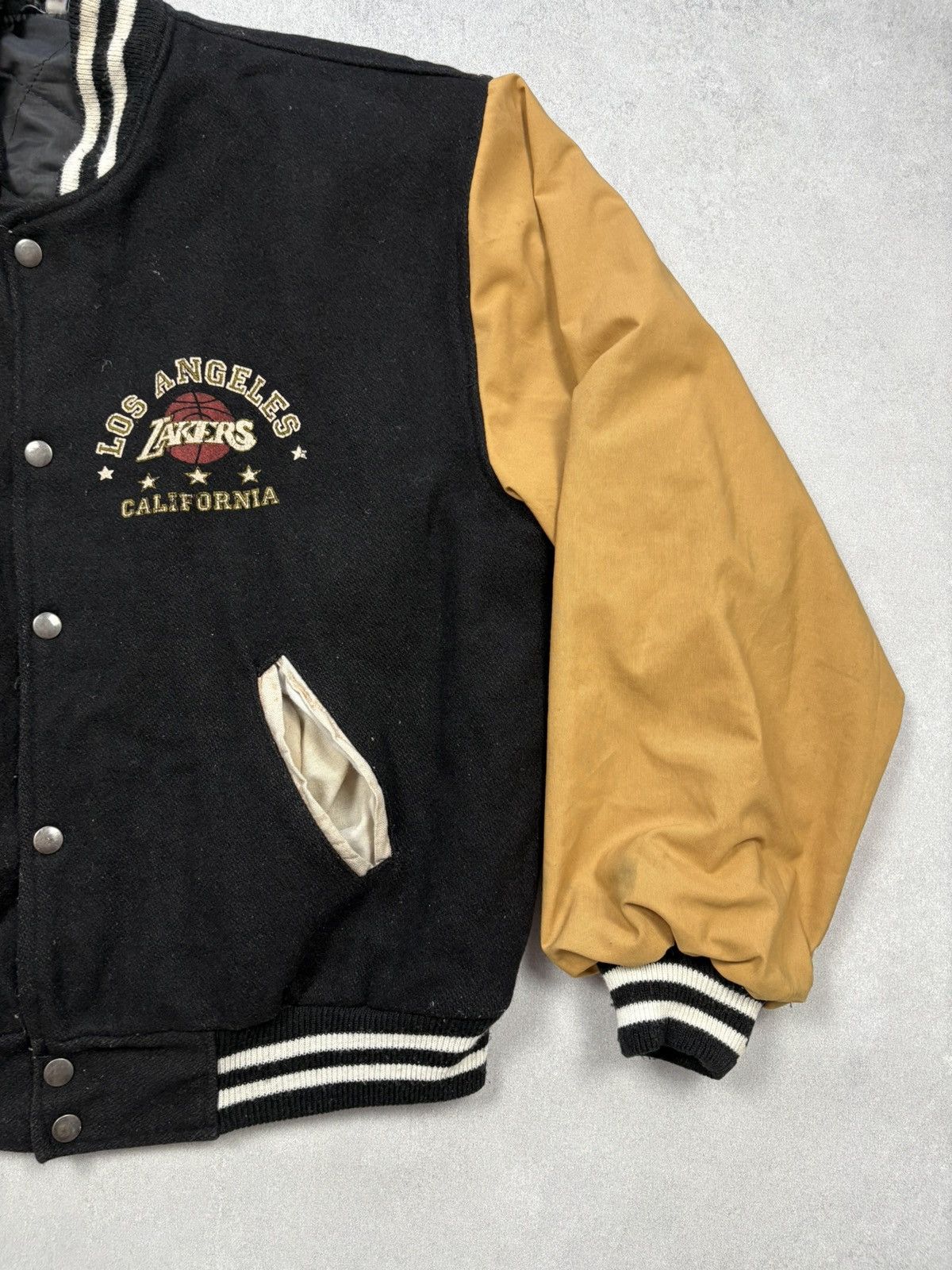 Vintage Vintage Los Angeles Lakers Varsity Bomber Jacket Wool UK Size US M / EU 48-50 / 2 - 3 Thumbnail