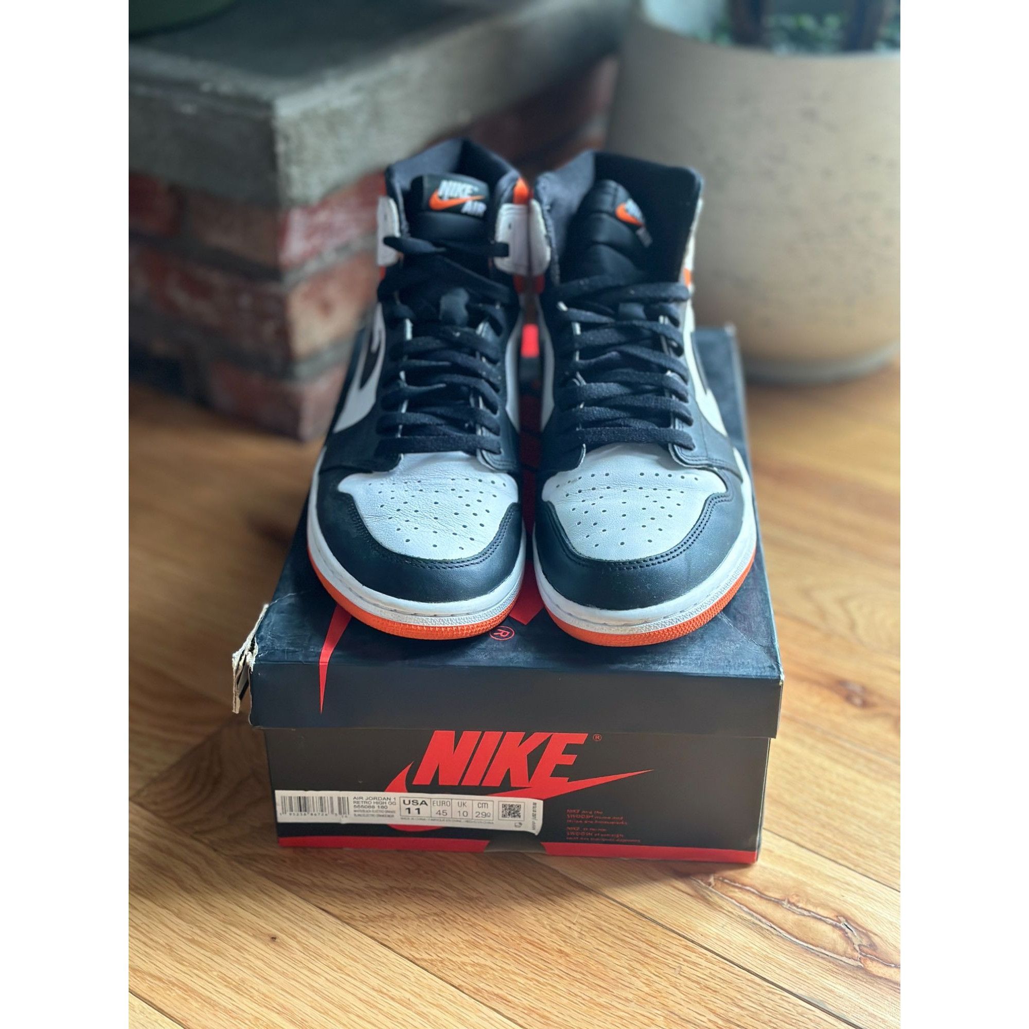 Nike NIKE AIR JORDAN 1 RETRO HIGH OG ELECTRO ORANGE MEN 555088-18 Size US 11.5 / EU 44-45 - 2 Thumbnail