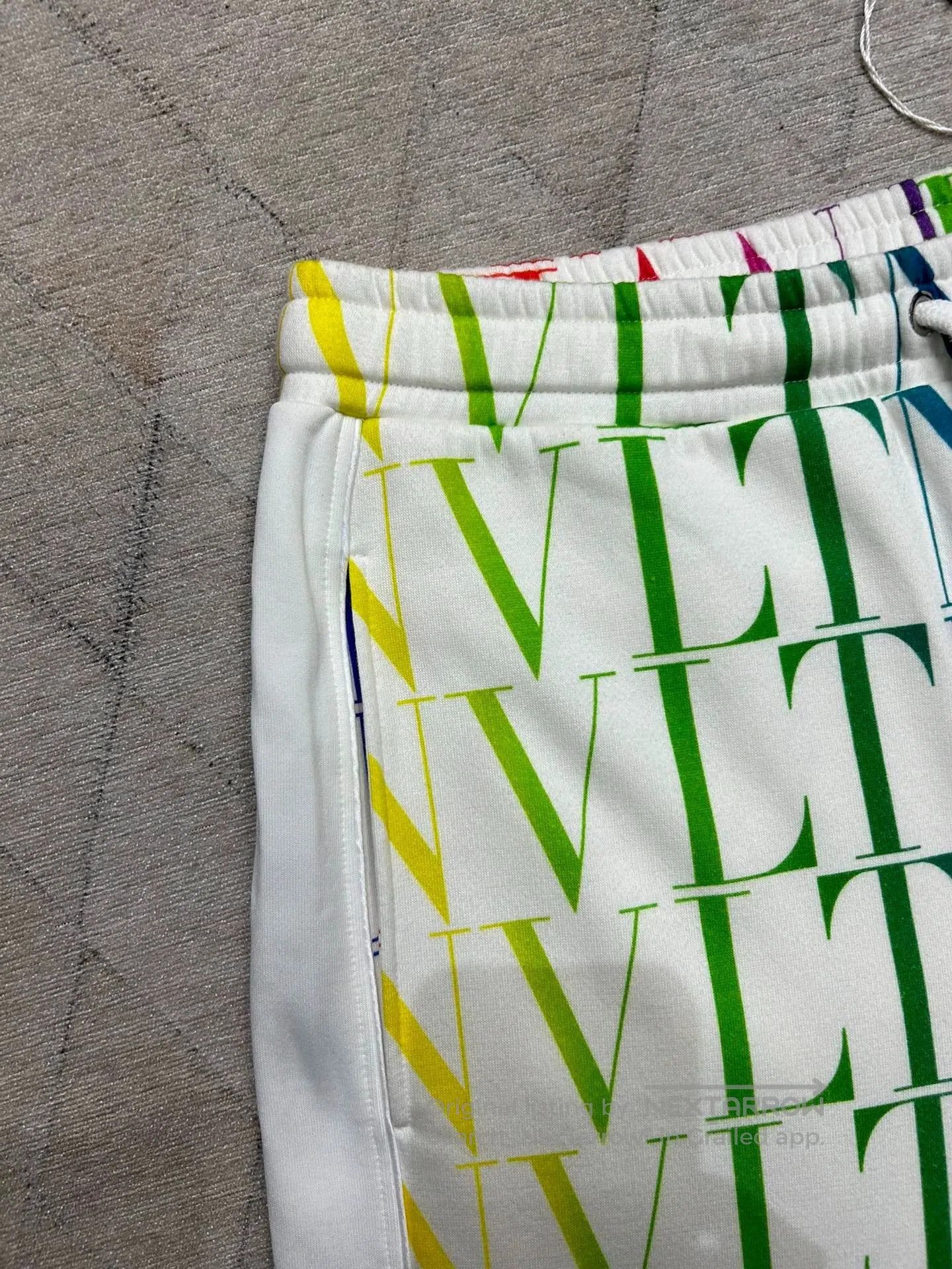 Valentino Valentino 22SS Logo Print Shorts. Size US 26 / EU 42 - 2 Thumbnail